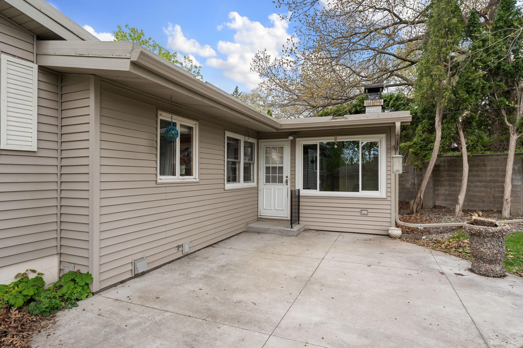 9-web-or-mls-2115-linn-dr.jpg