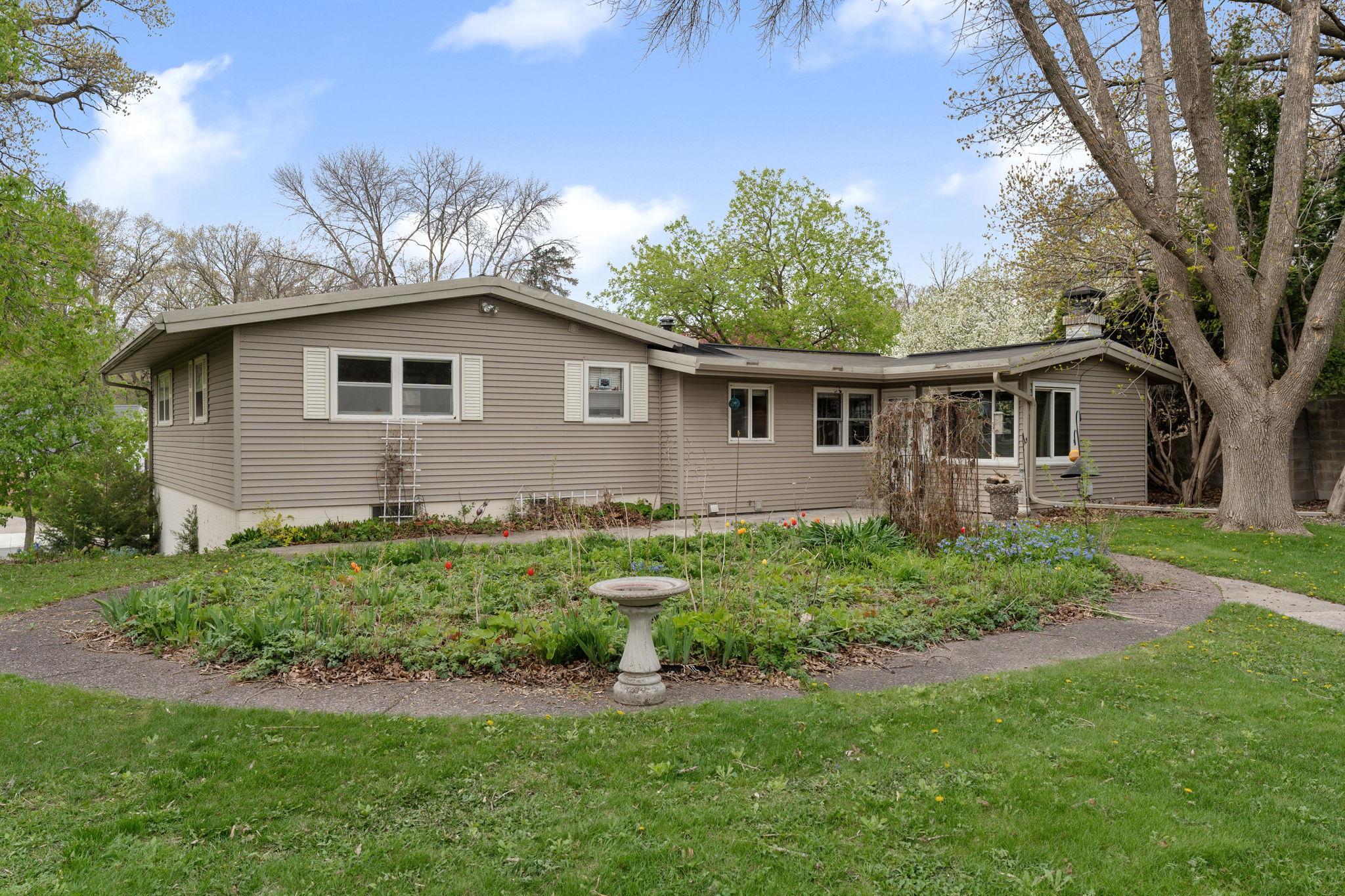 5-web-or-mls-2115-linn-dr.jpg