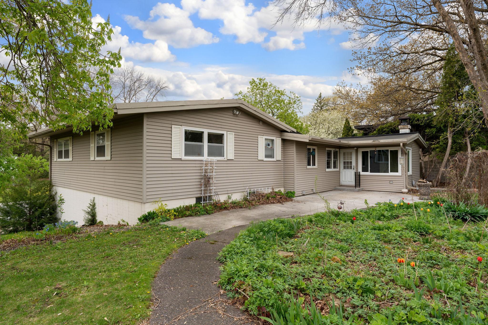 6-web-or-mls-2115-linn-dr.jpg