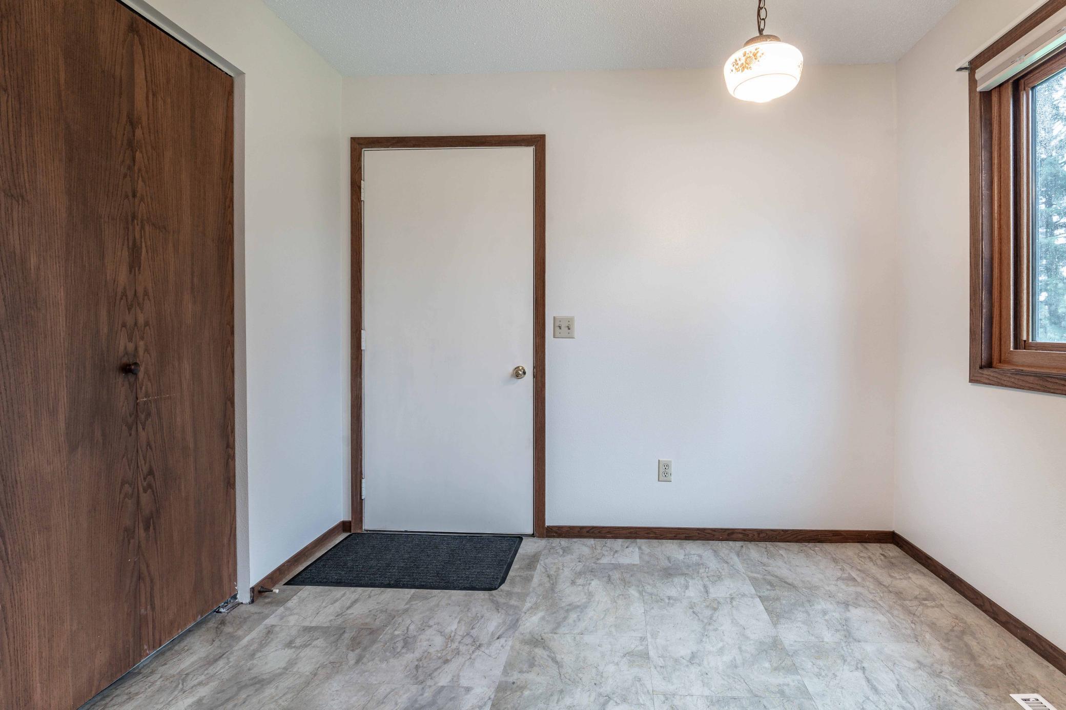 Eat/In Kitchen - Door to Garage