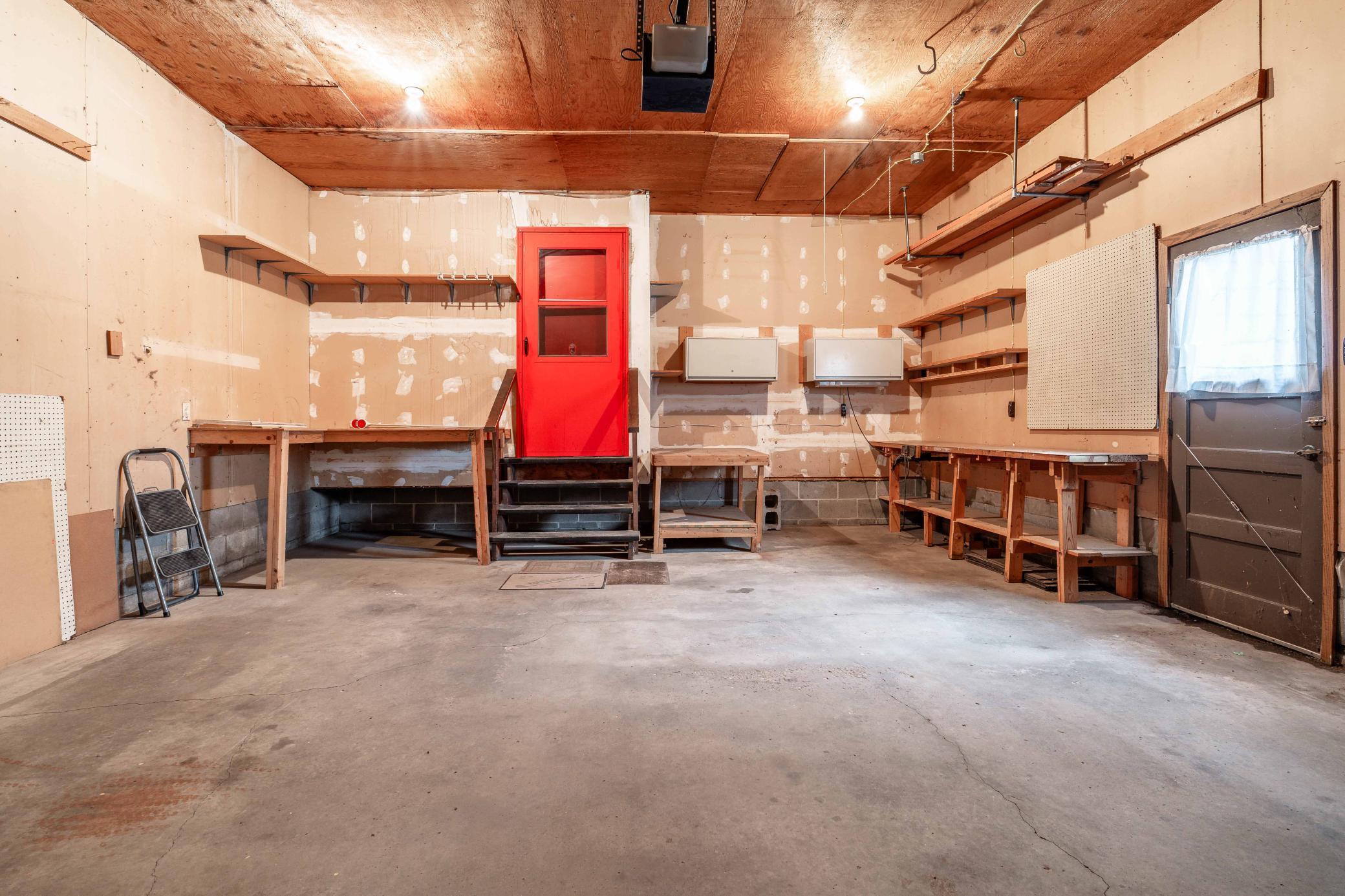 2 Stall Garage/Work Bench