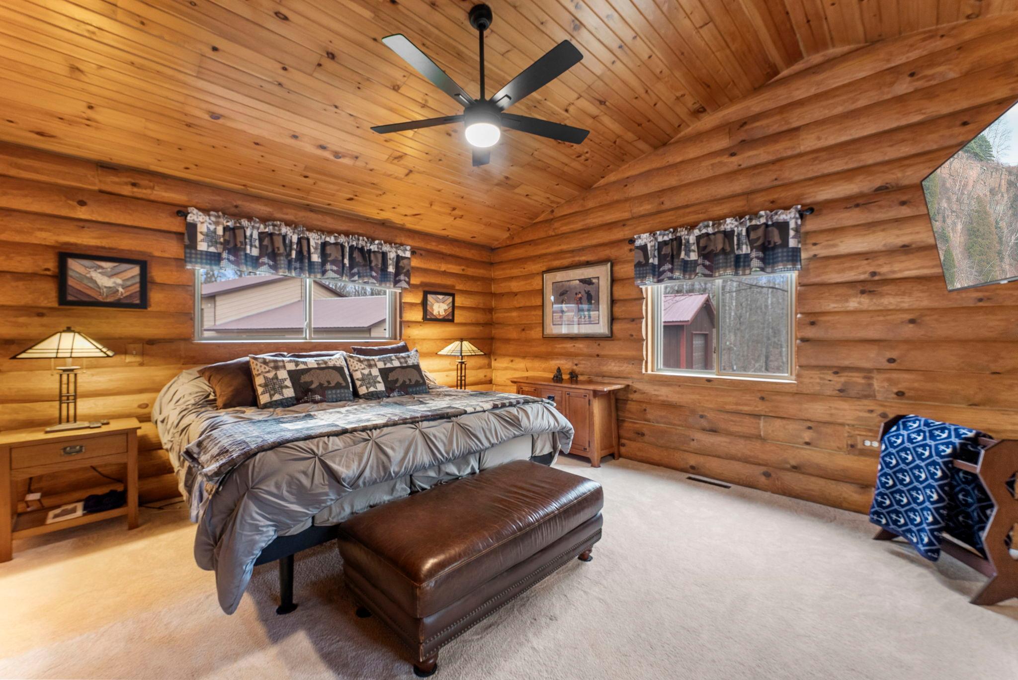 Spacious Mainfloor owners suite