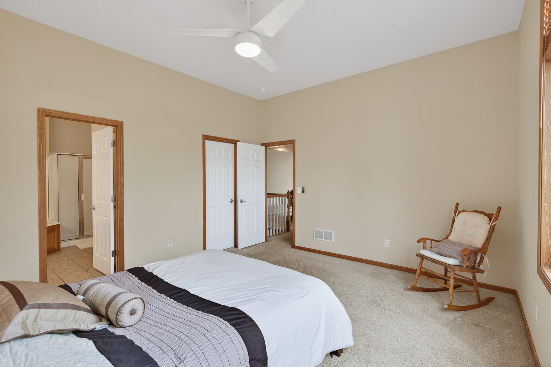 Primary bed with walk-in Closet