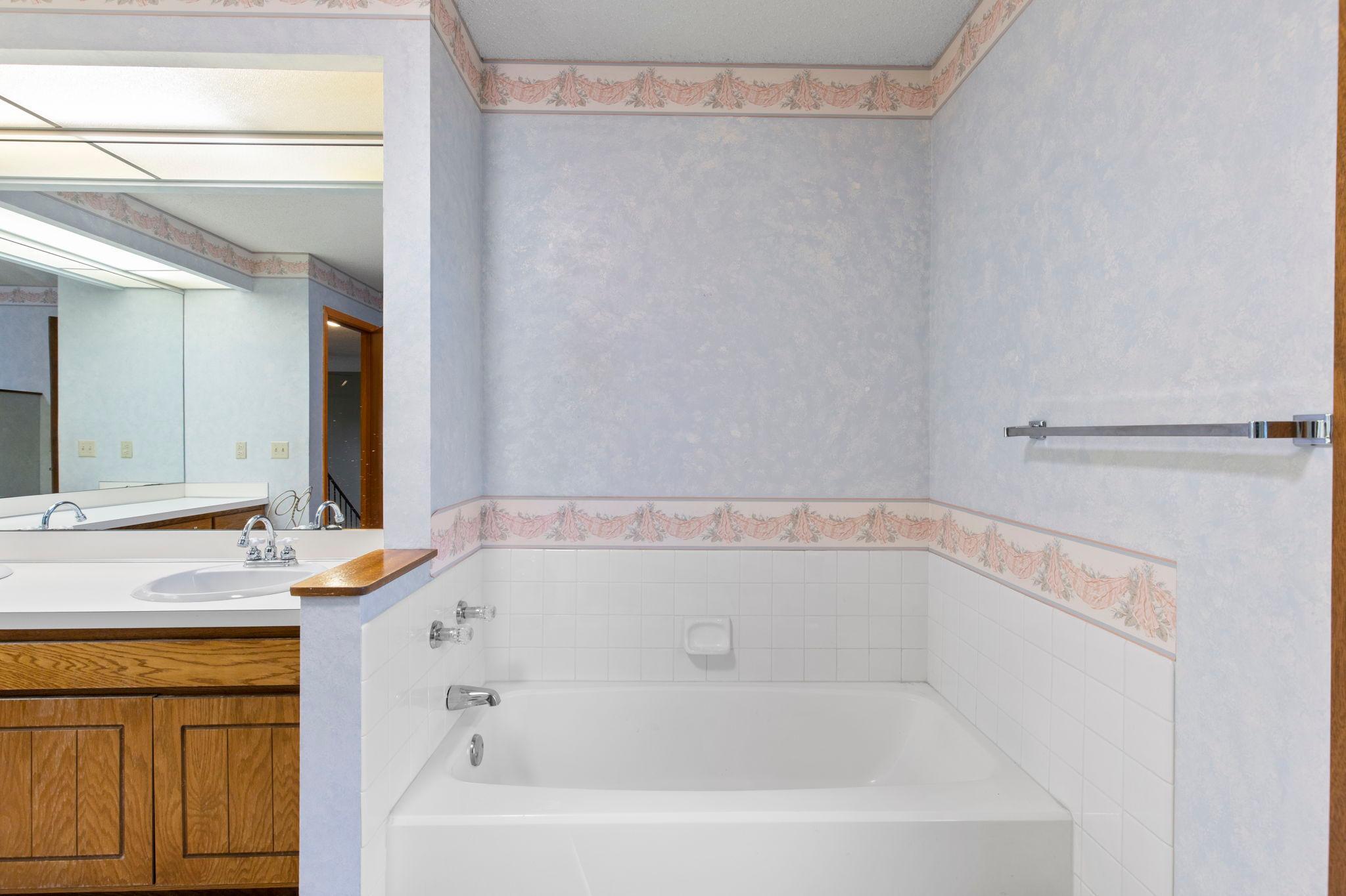 46-web-or-mls-6512 Upper 23rd St N-117.jpg