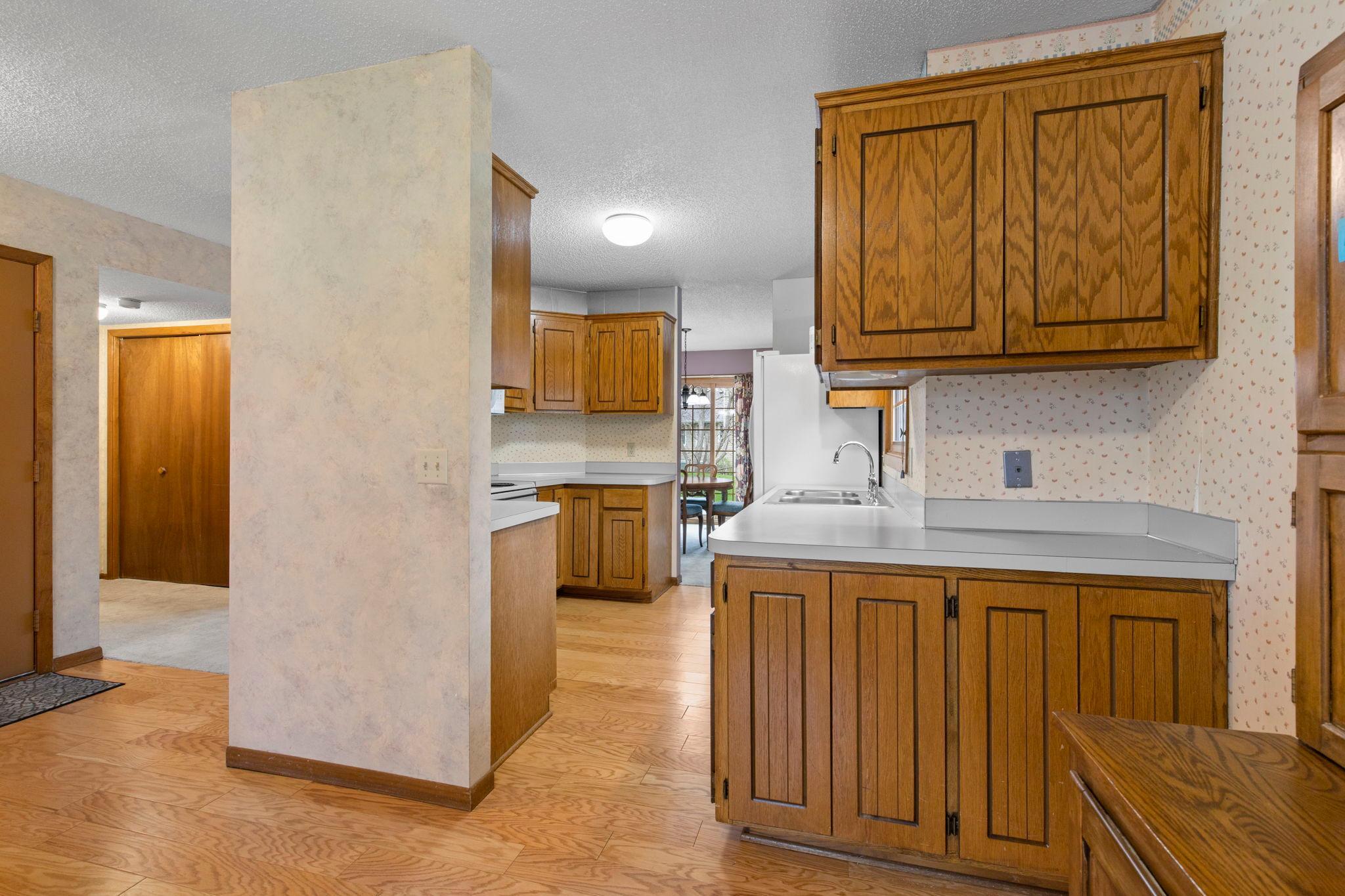 19-web-or-mls-6512 Upper 23rd St N-36.jpg