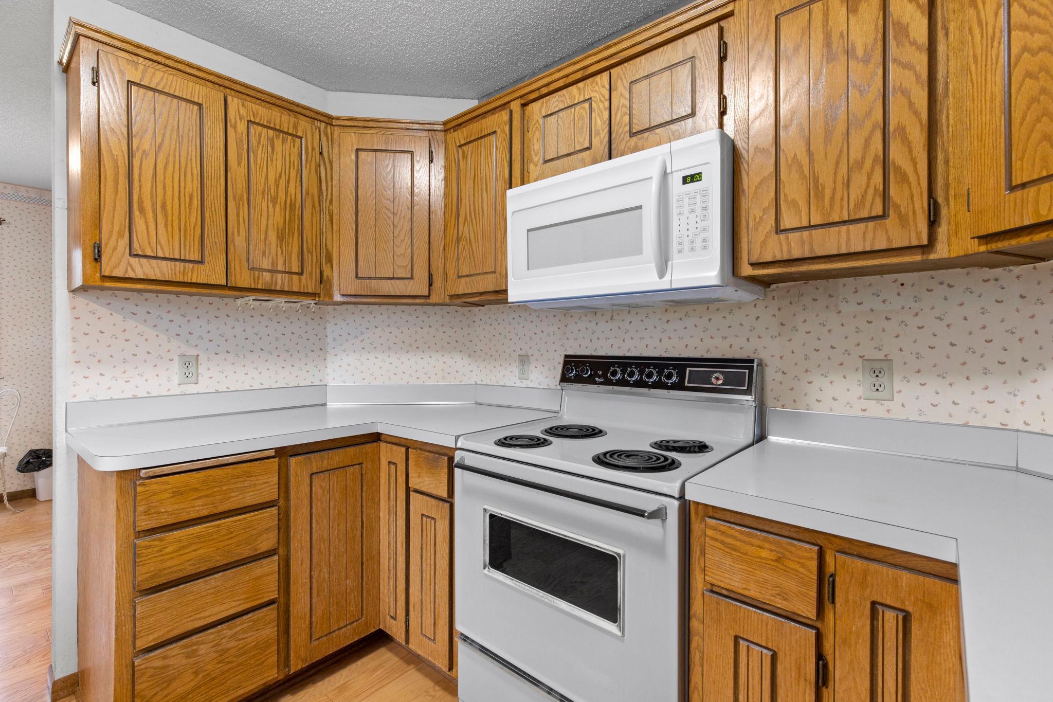 23-web-or-mls-6512 Upper 23rd St N-48.jpg