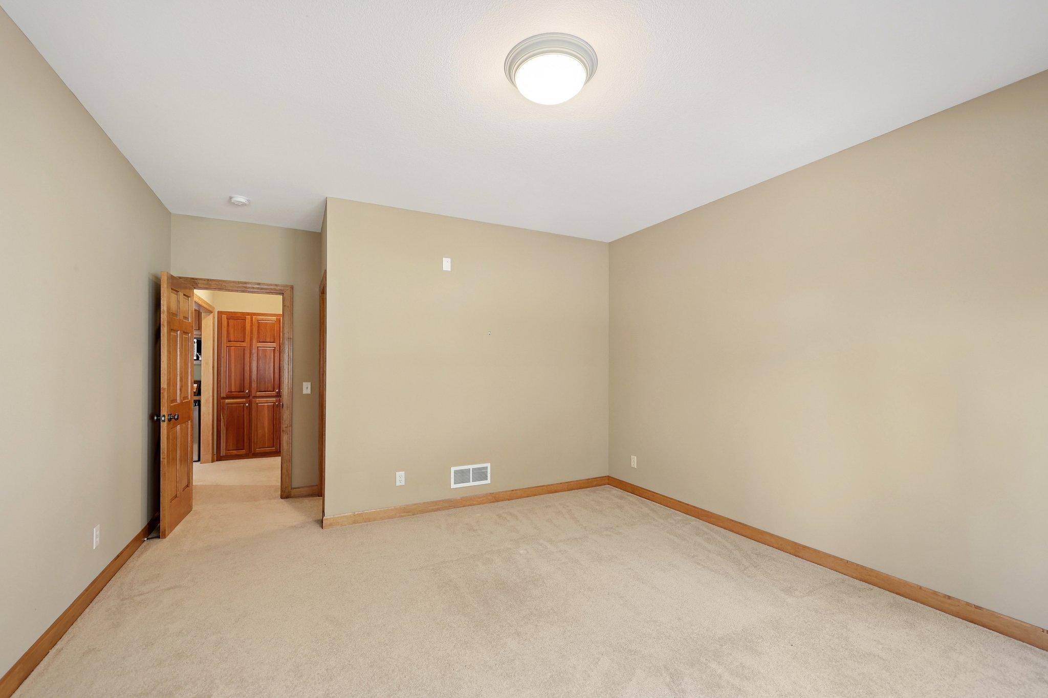 32-web-or-mls-Kings Ct.-S2603-032.jpg