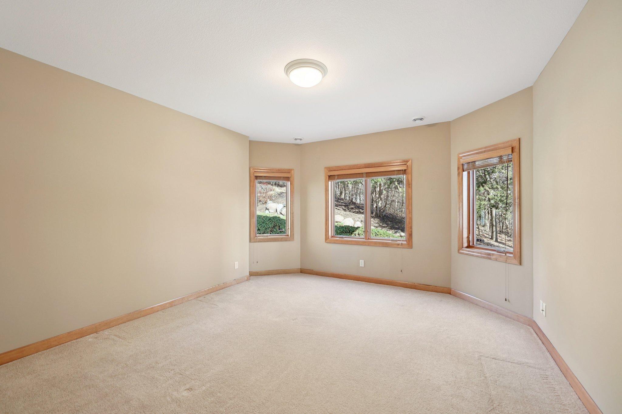 31-web-or-mls-Kings Ct.-S2603-031.jpg