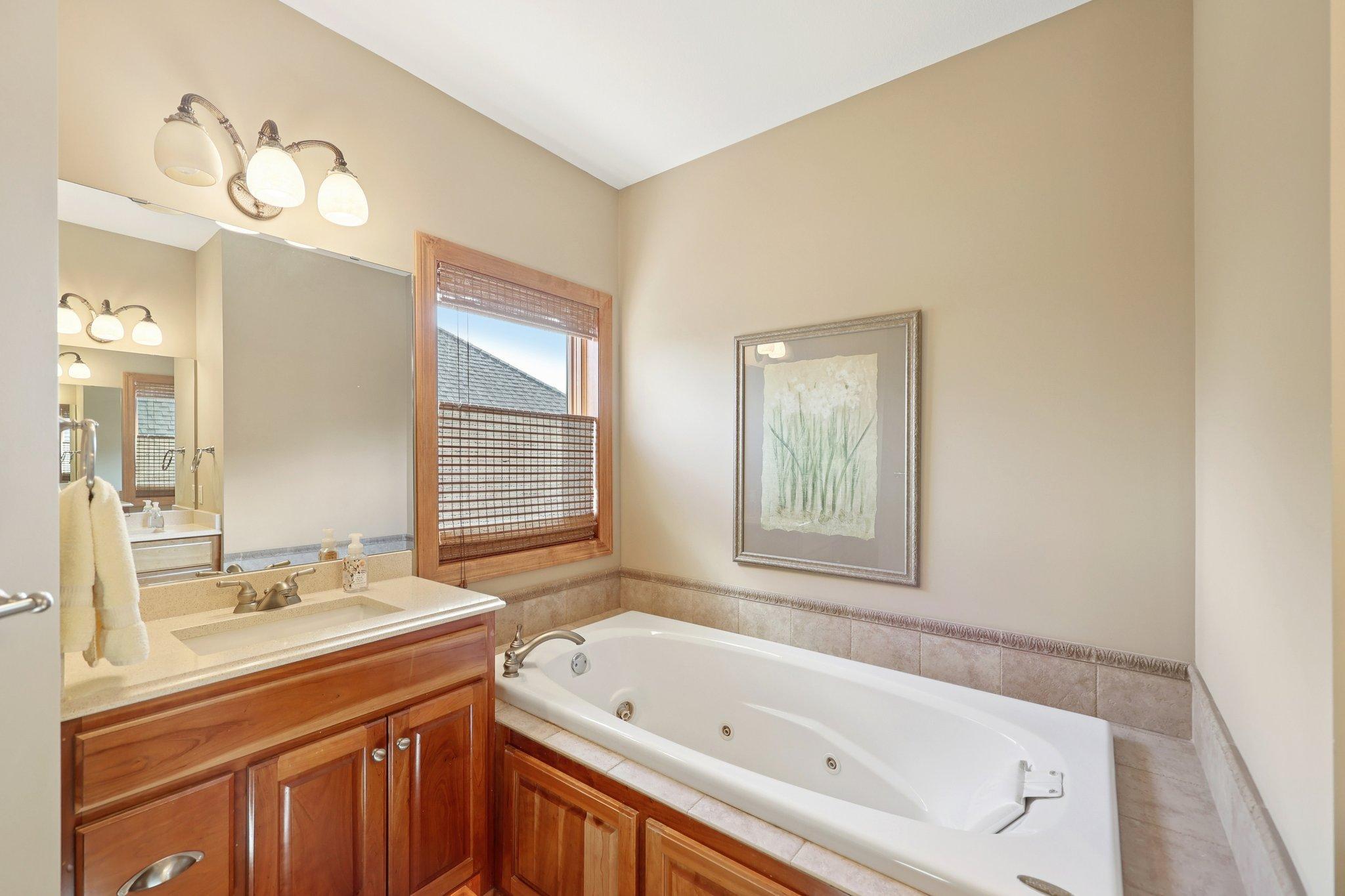 40-web-or-mls-Kings Ct.-S2603-040.jpg