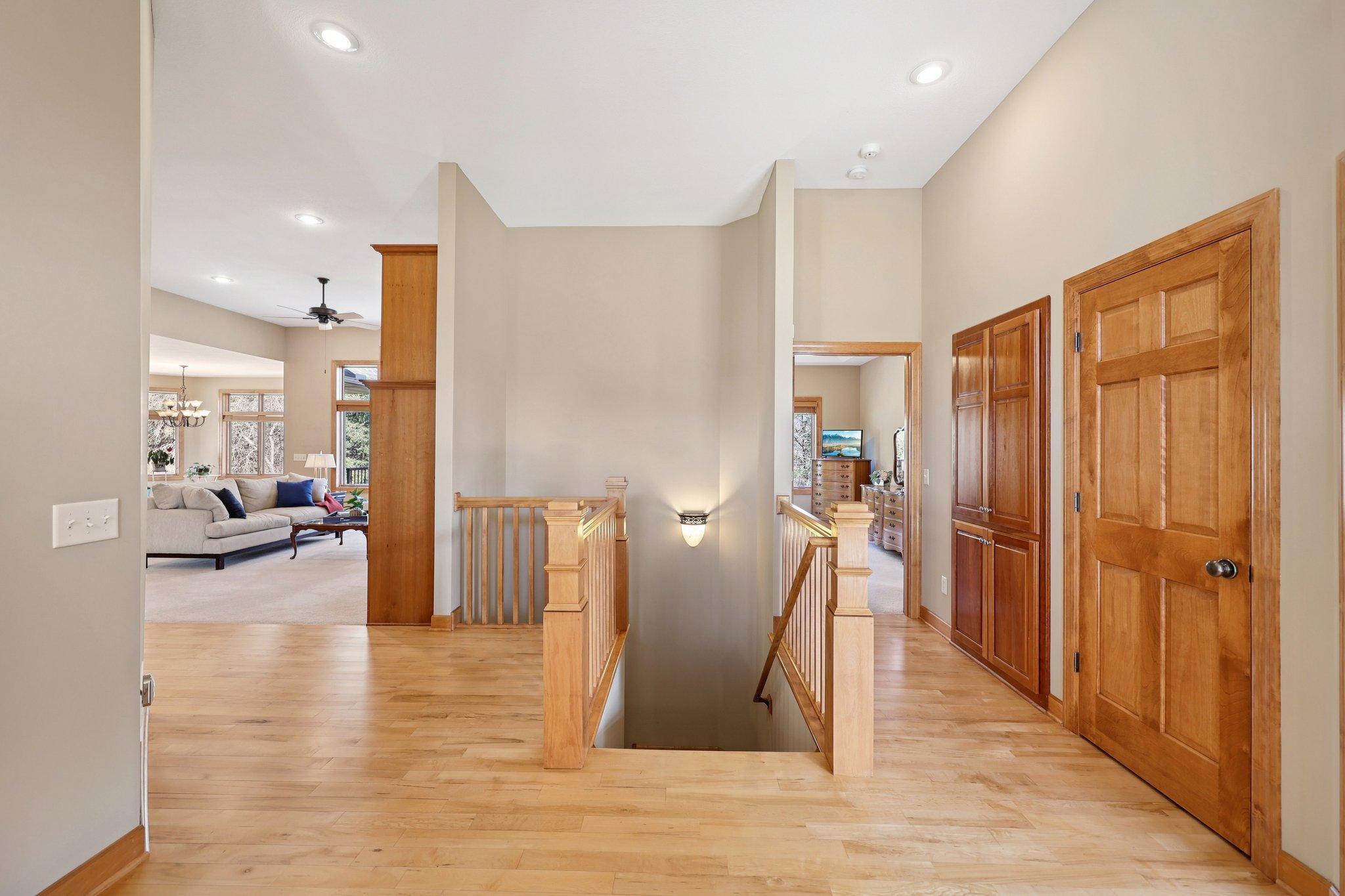 33-web-or-mls-Kings Ct.-S2603-033.jpg