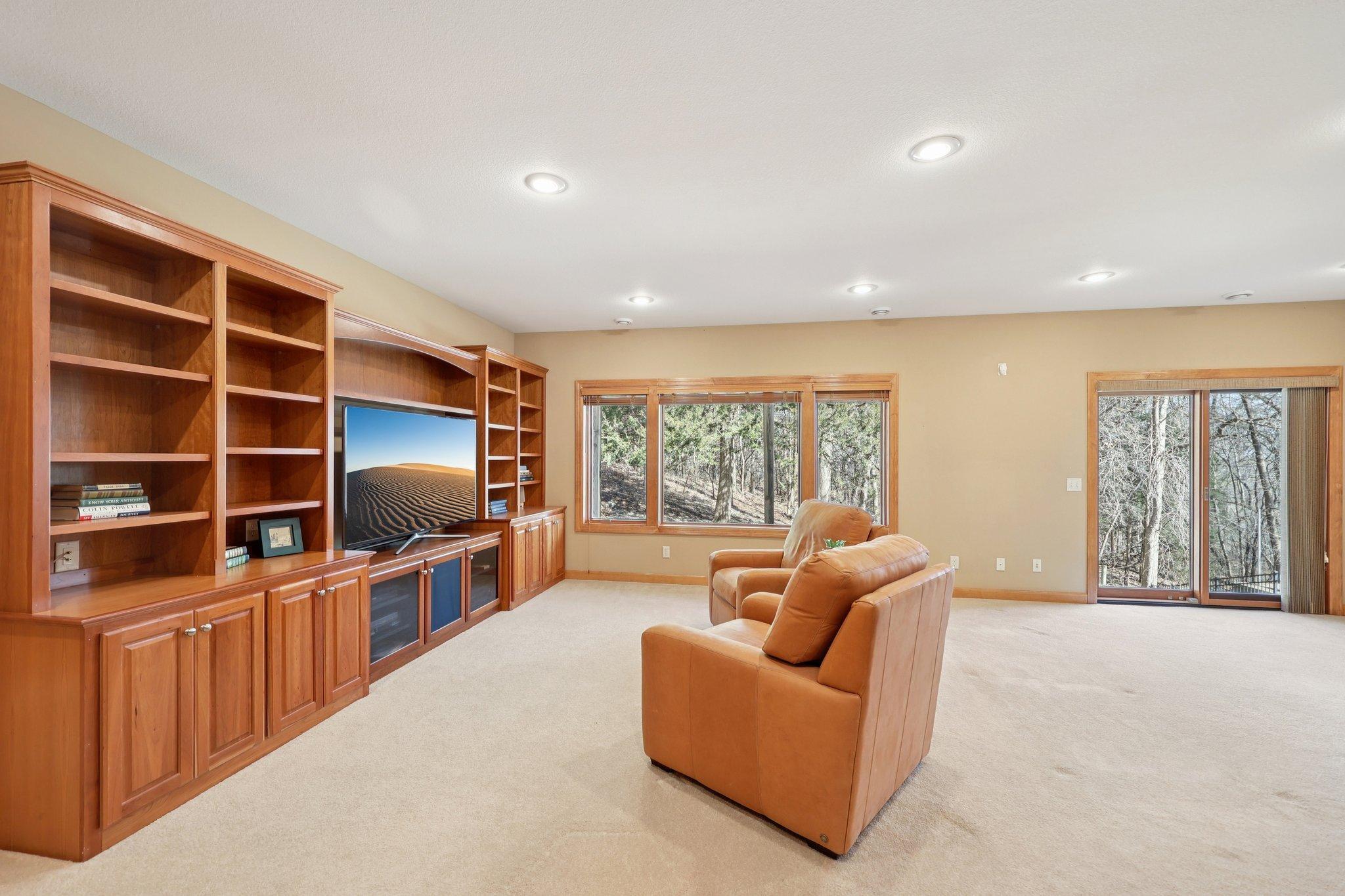 15-web-or-mls-Kings Ct.-S2603-015.jpg