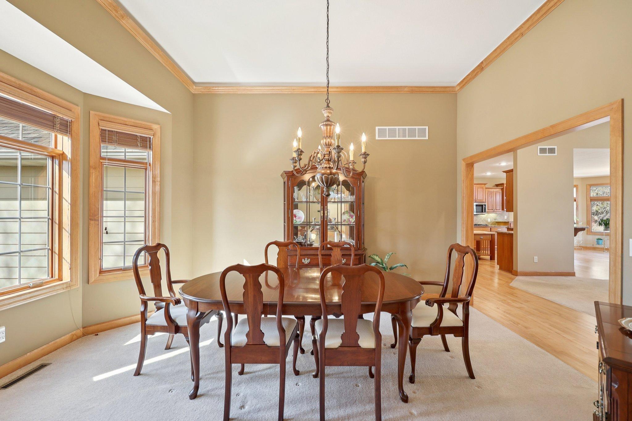 21-web-or-mls-Kings Ct.-S2603-021.jpg