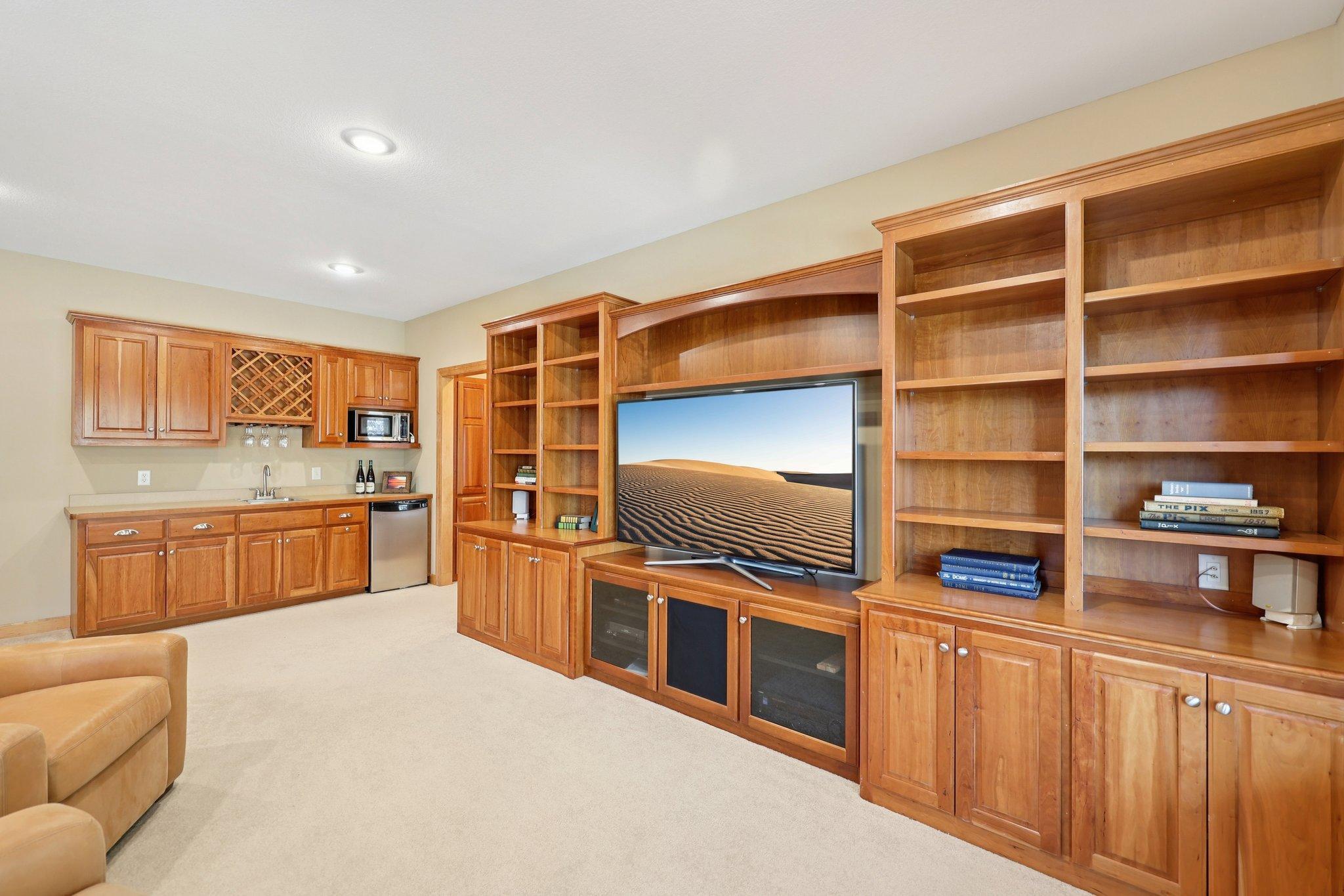 17-web-or-mls-Kings Ct.-S2603-017.jpg