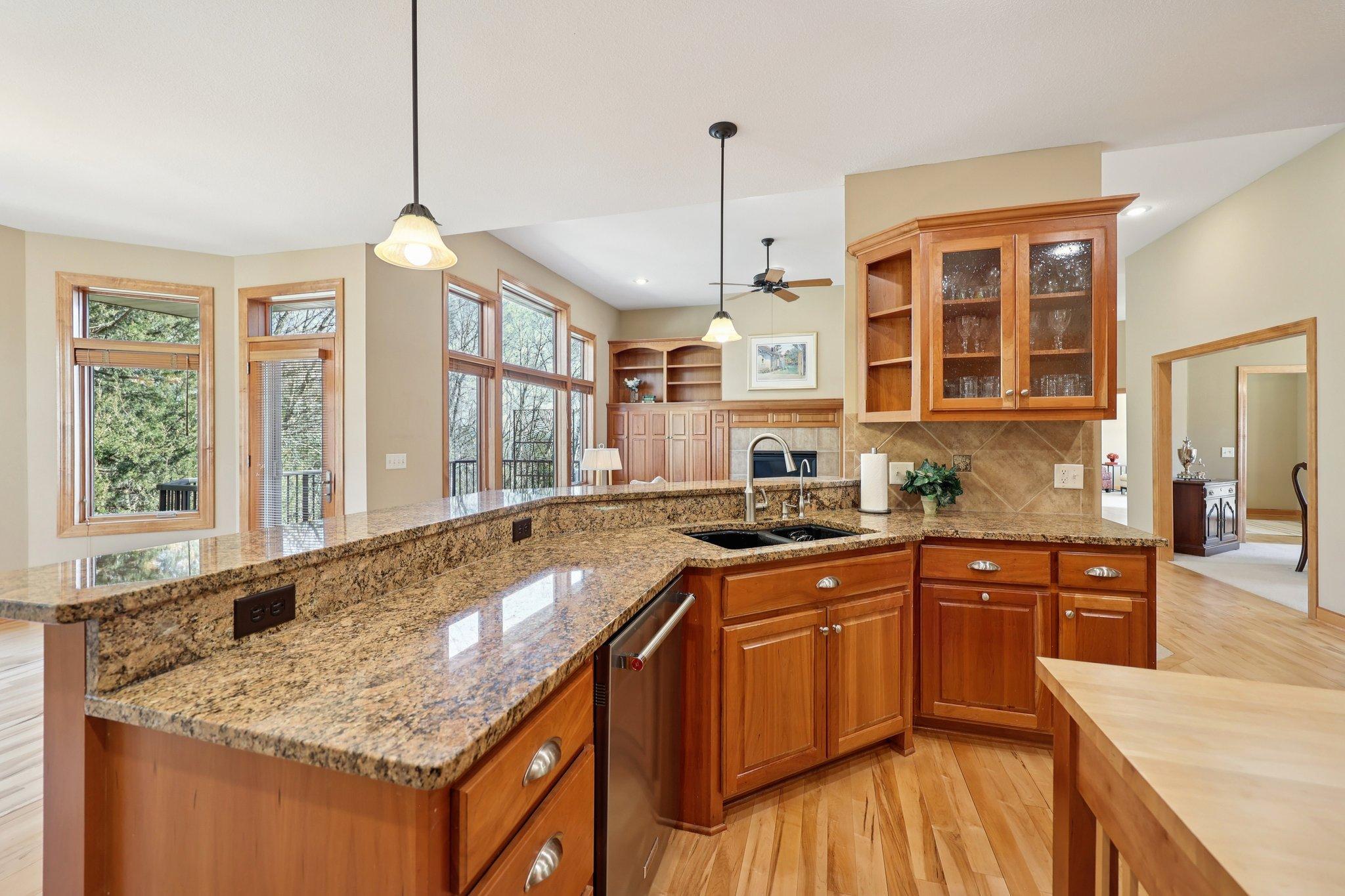 24-web-or-mls-Kings Ct.-S2603-024.jpg