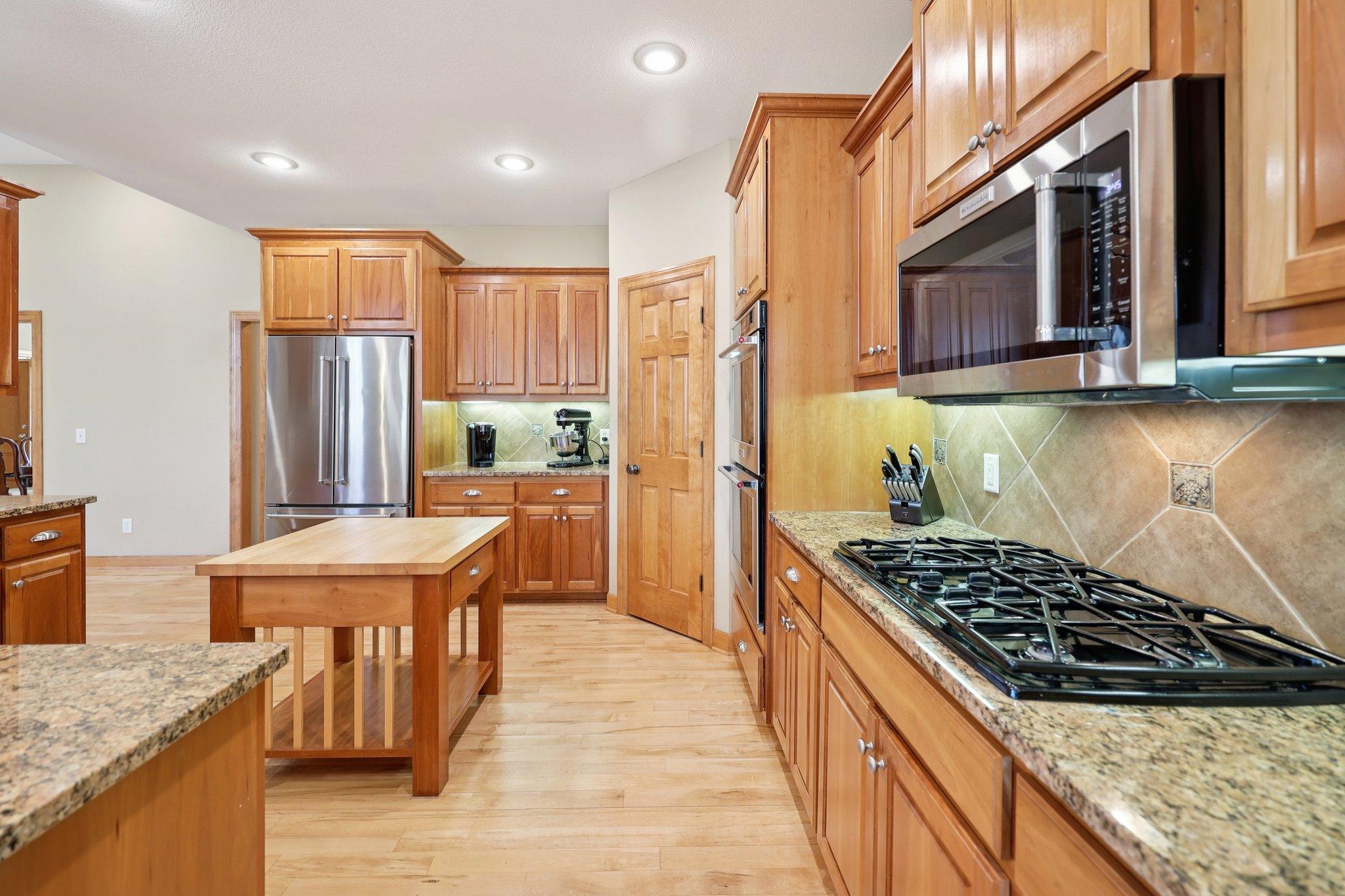 25-web-or-mls-Kings Ct.-S2603-025.jpg