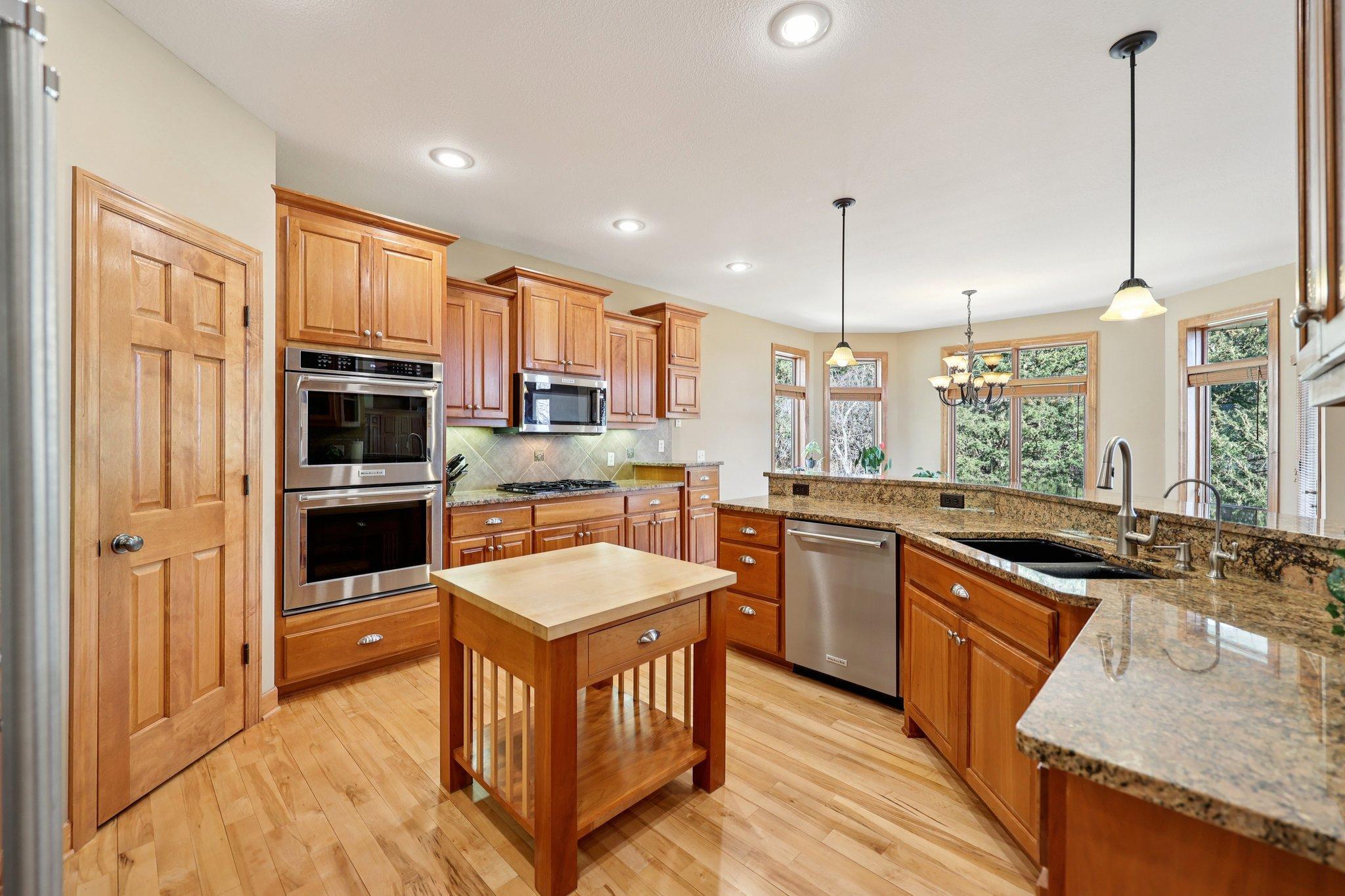 23-web-or-mls-Kings Ct.-S2603-023.jpg