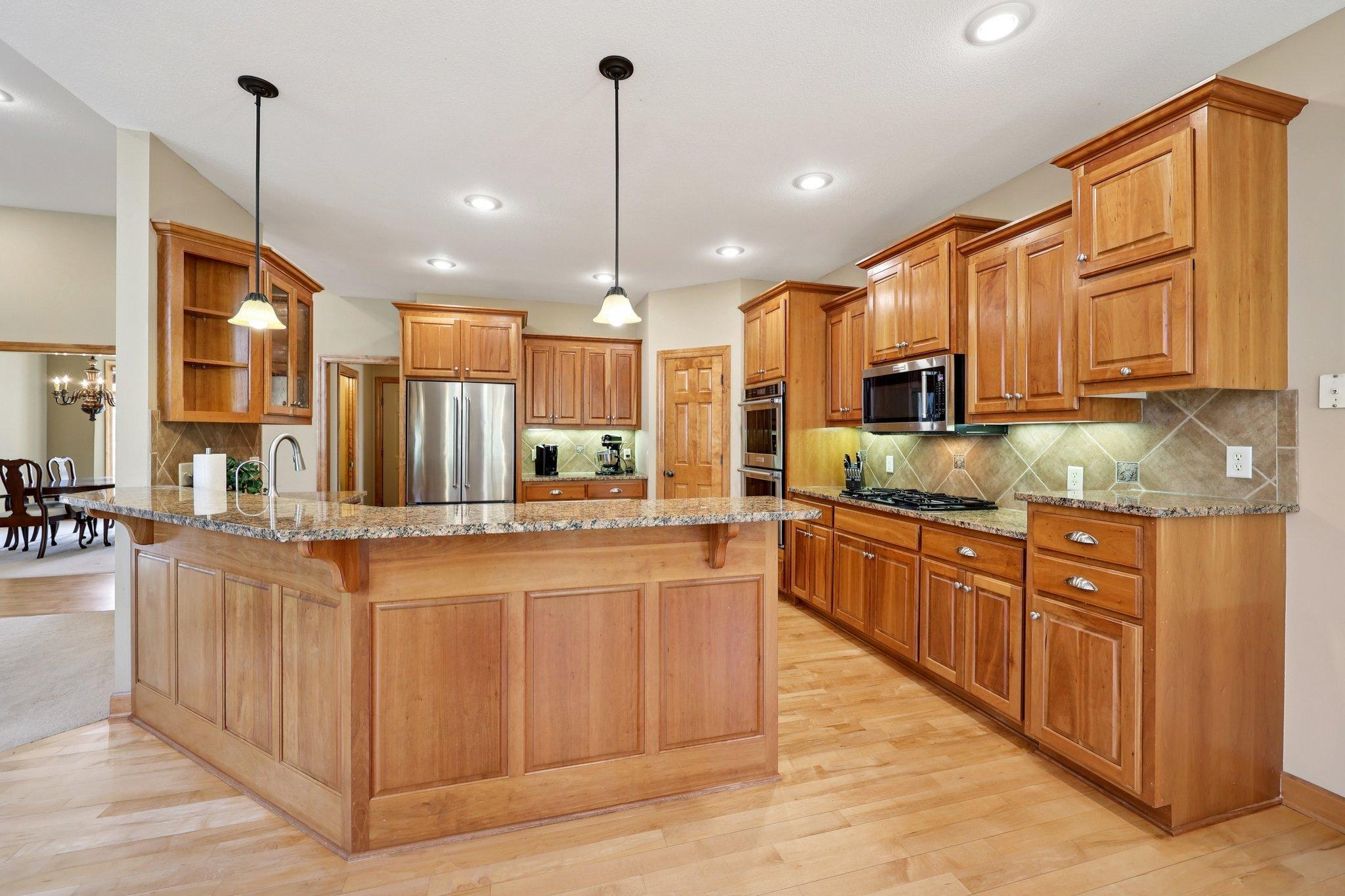26-web-or-mls-Kings Ct.-S2603-026.jpg