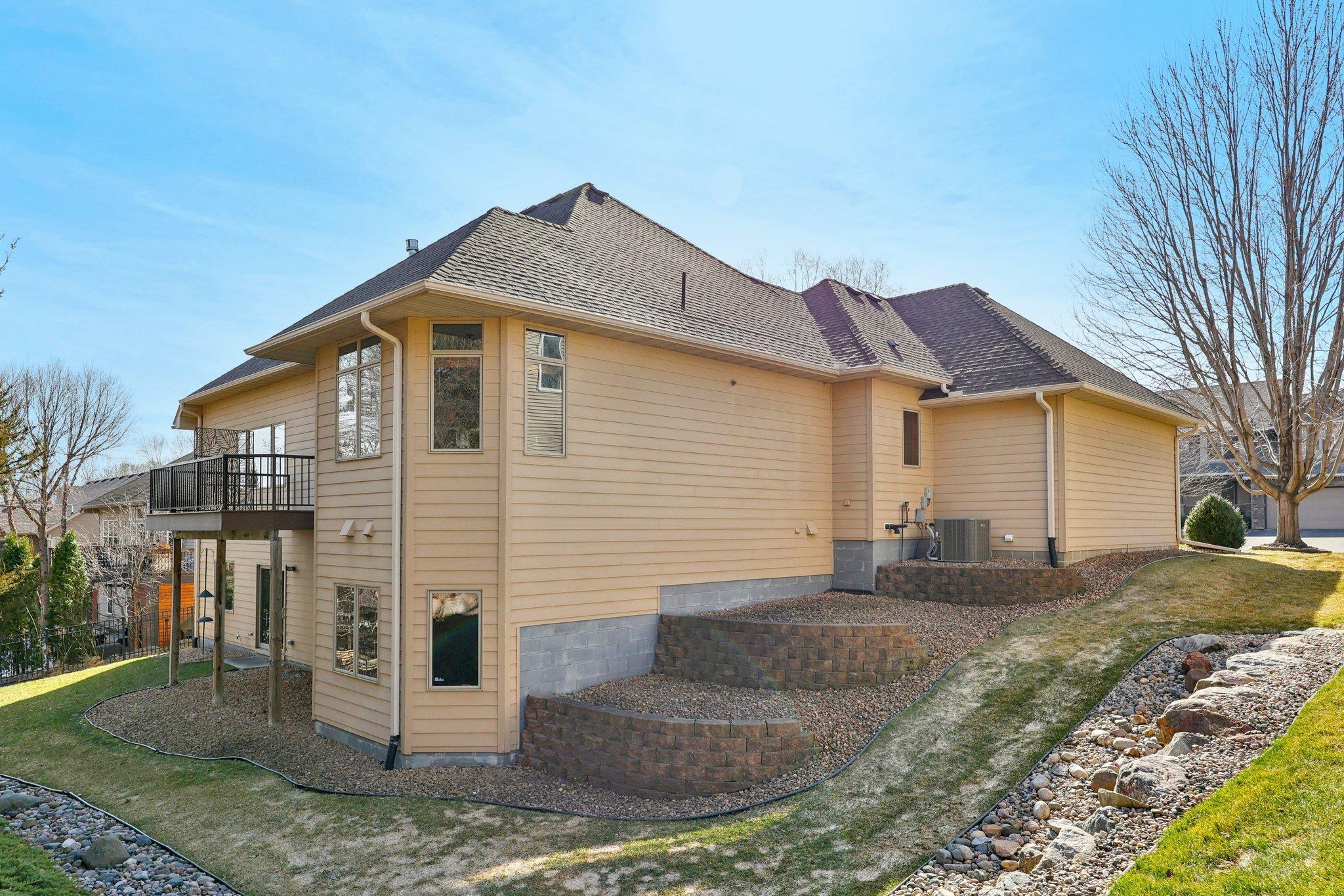 6-web-or-mls-Kings Ct.-S2603-006.jpg