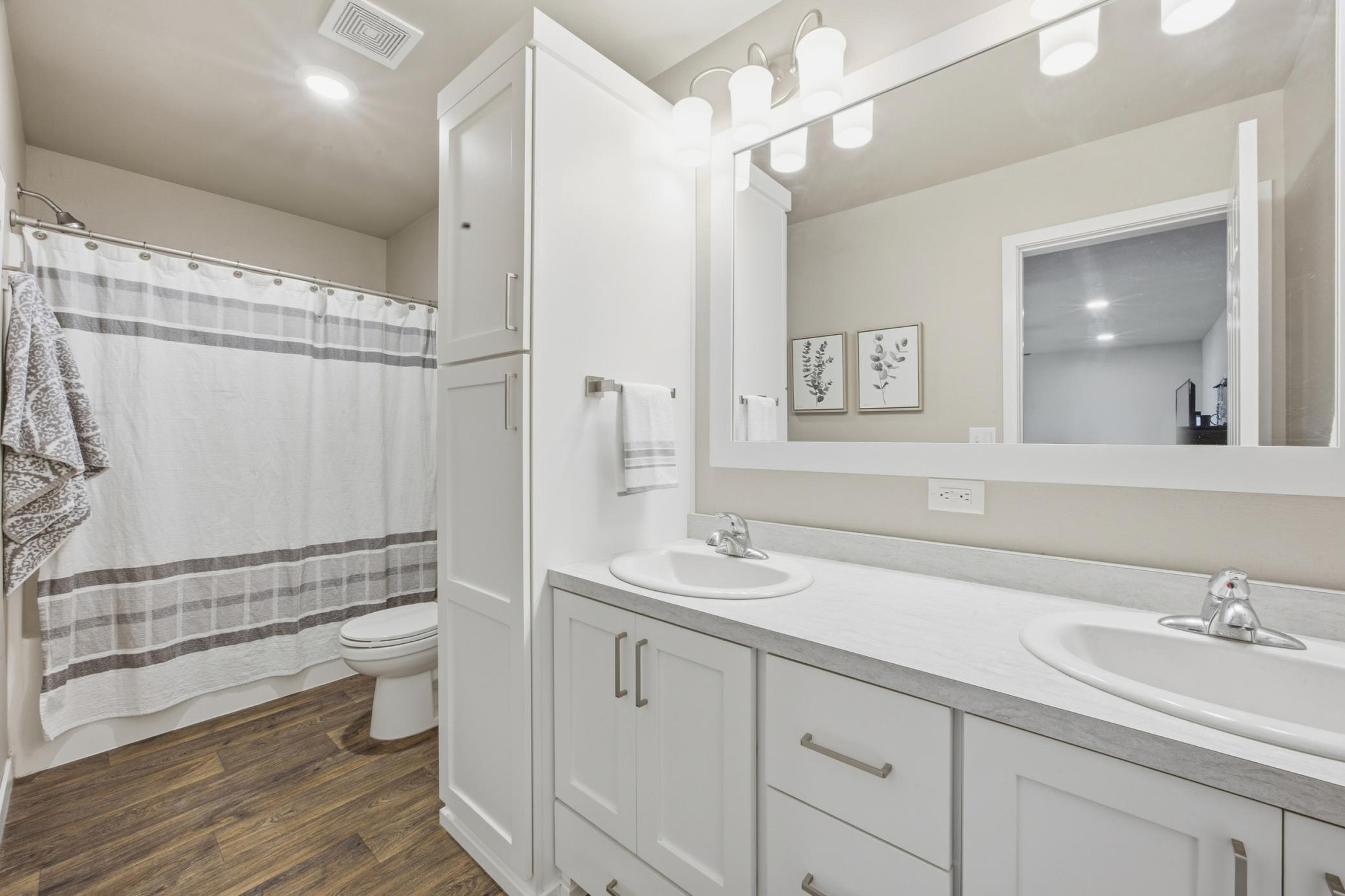 Primary bath w/dual vanity