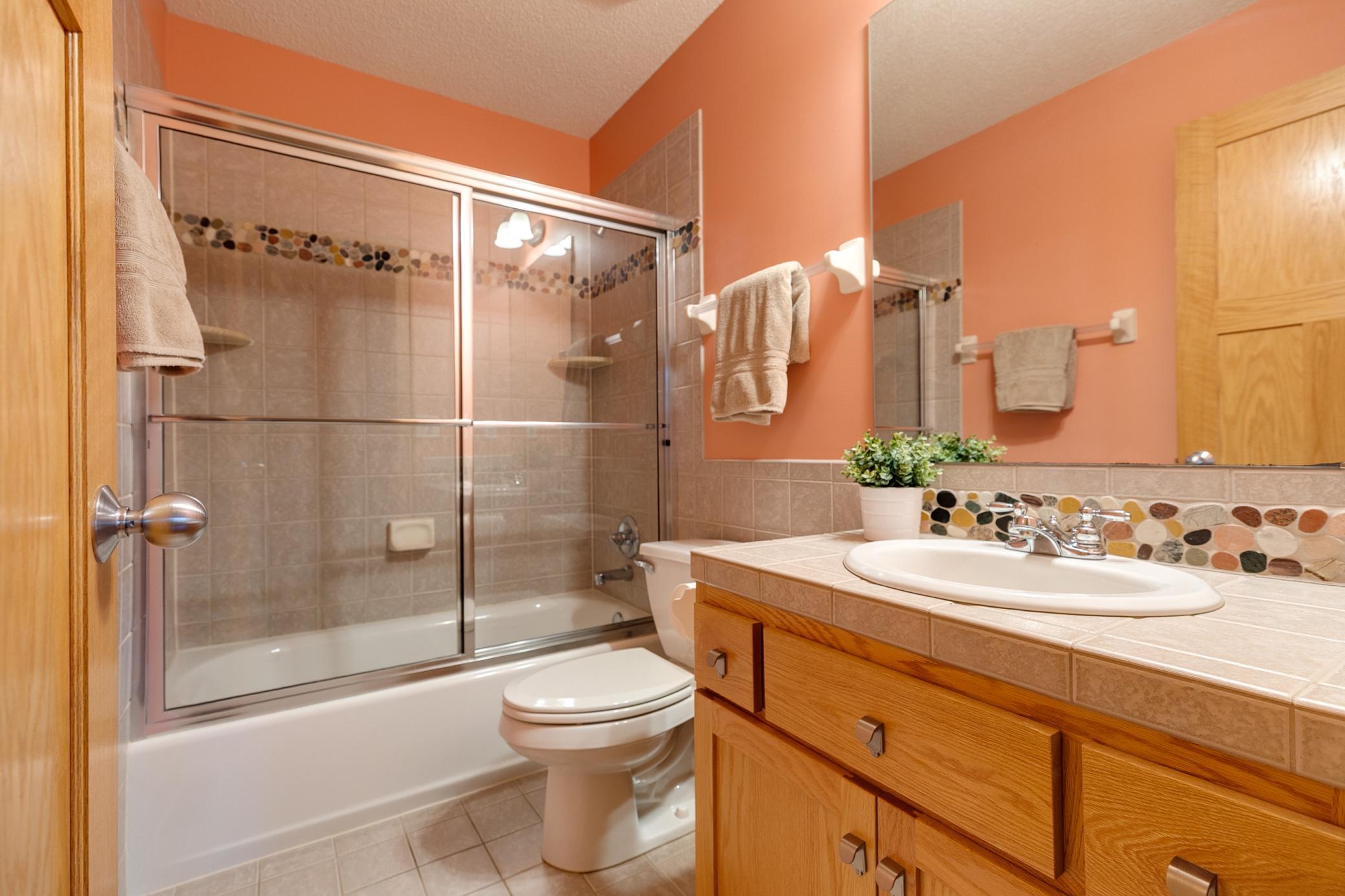 Main floor full bathroom