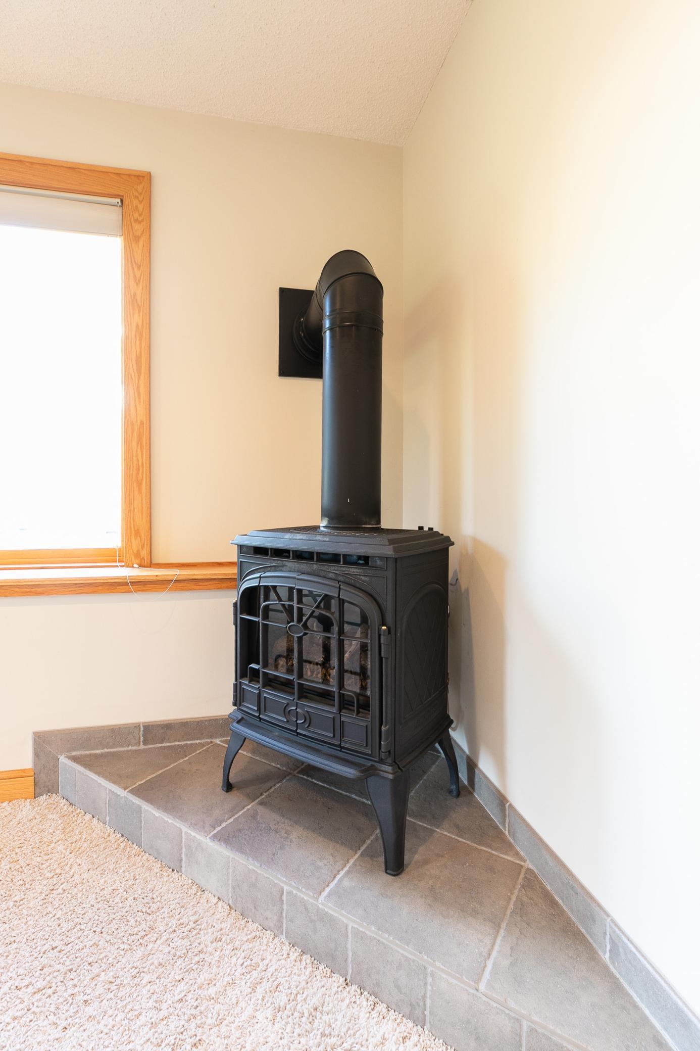 Freestanding gas stove