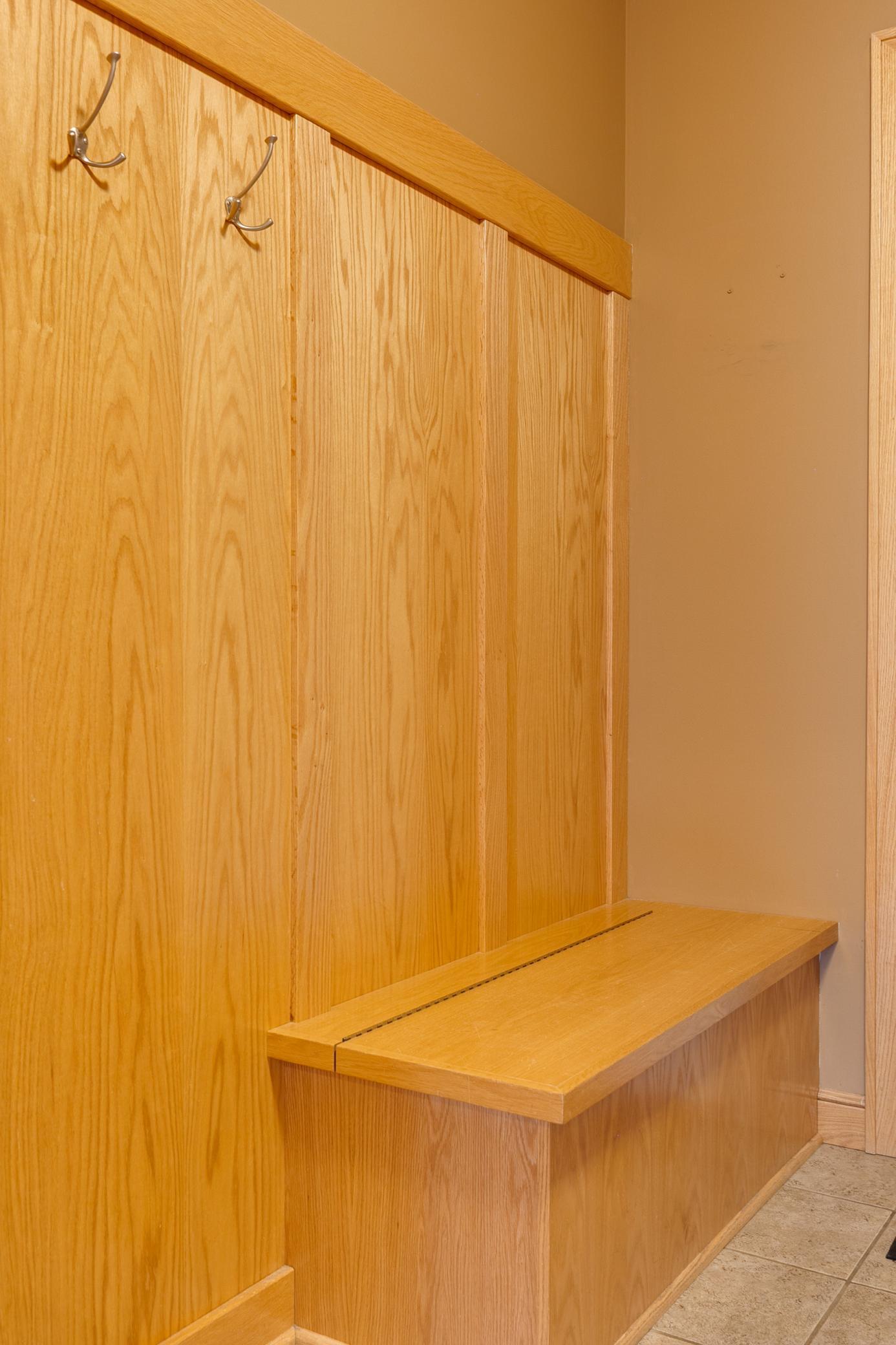 Entry bench with built-in storage