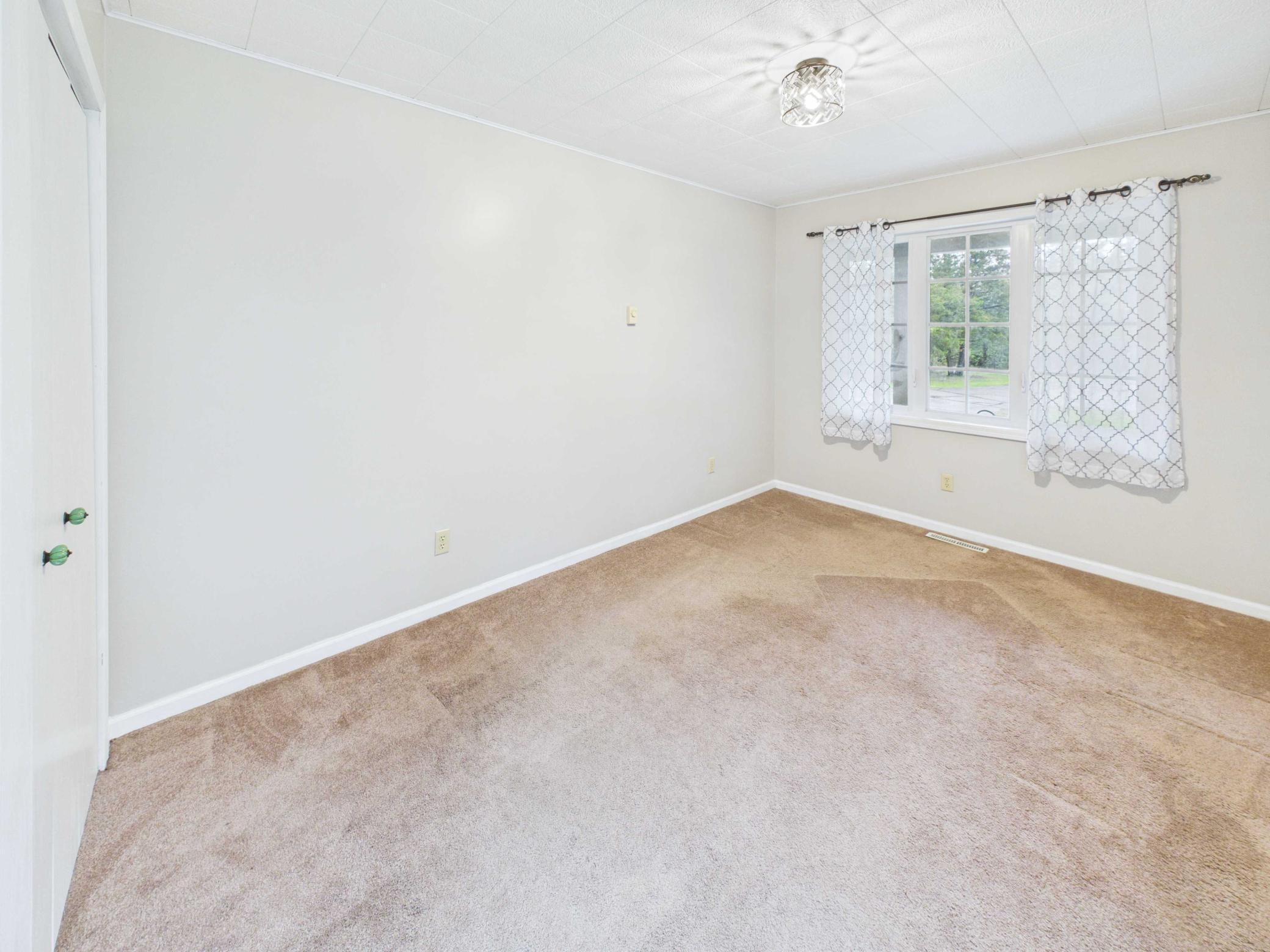 Main Floor Bedroom 04