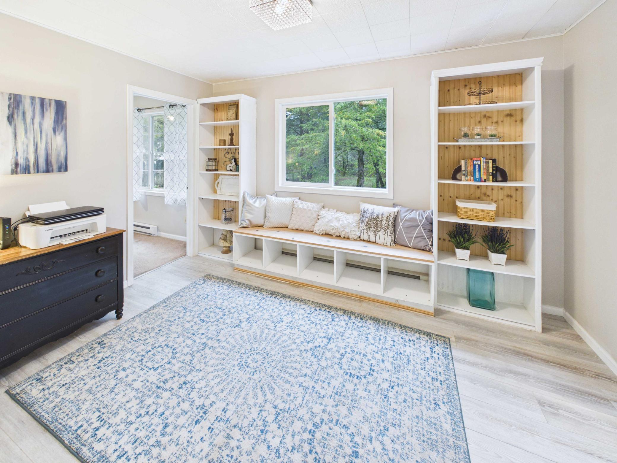 Bonus room (Entry, Mudroom or Office potential)