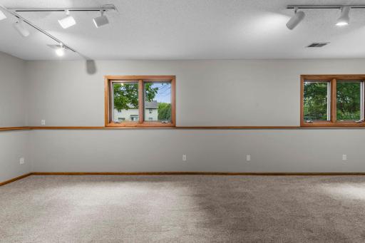 1009 Gramsey Place, Burnsville, MN 55306