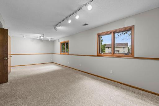 1009 Gramsey Place, Burnsville, MN 55306