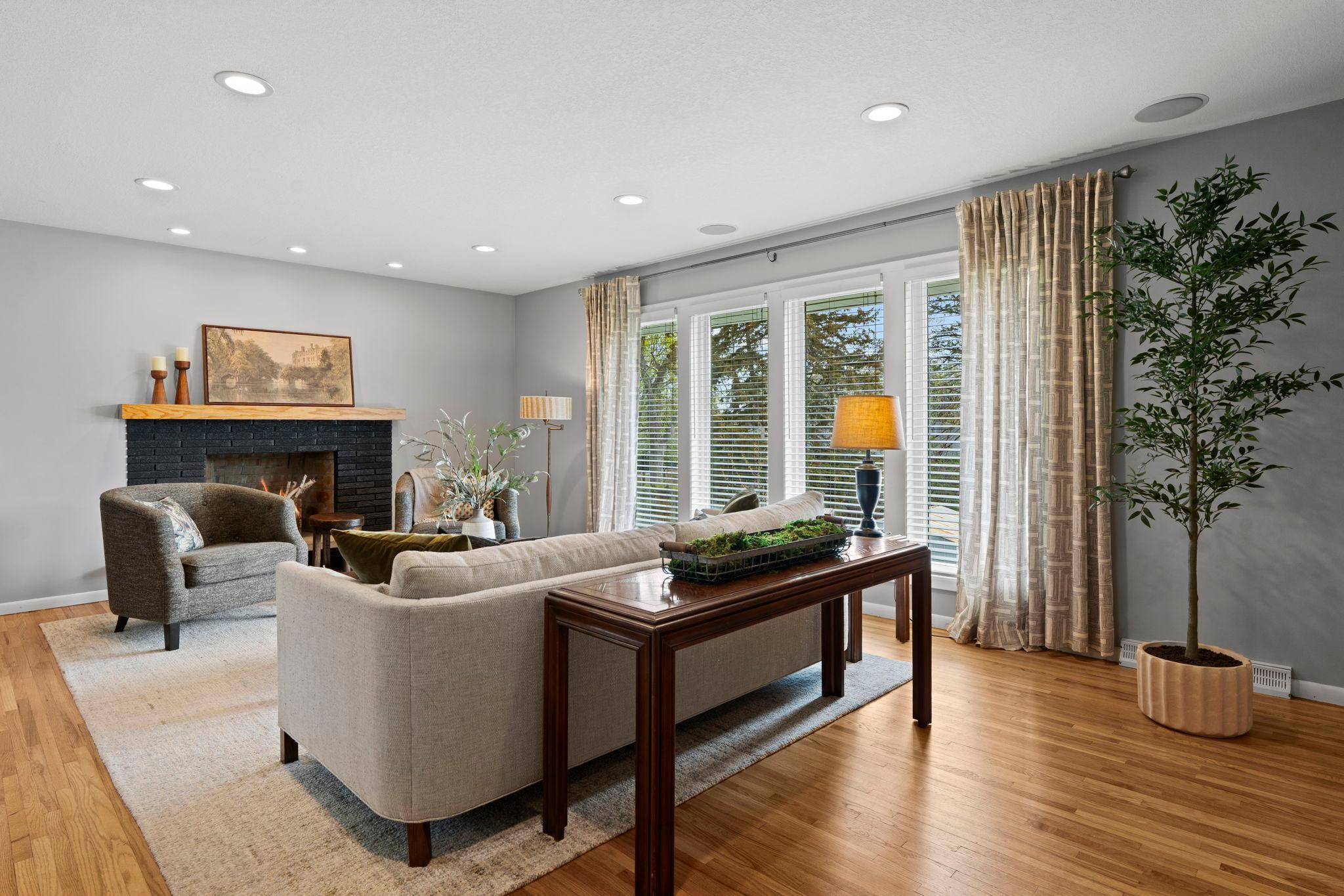 Large living room windows brings in a ton of natural light and fills this main level with natural light.
