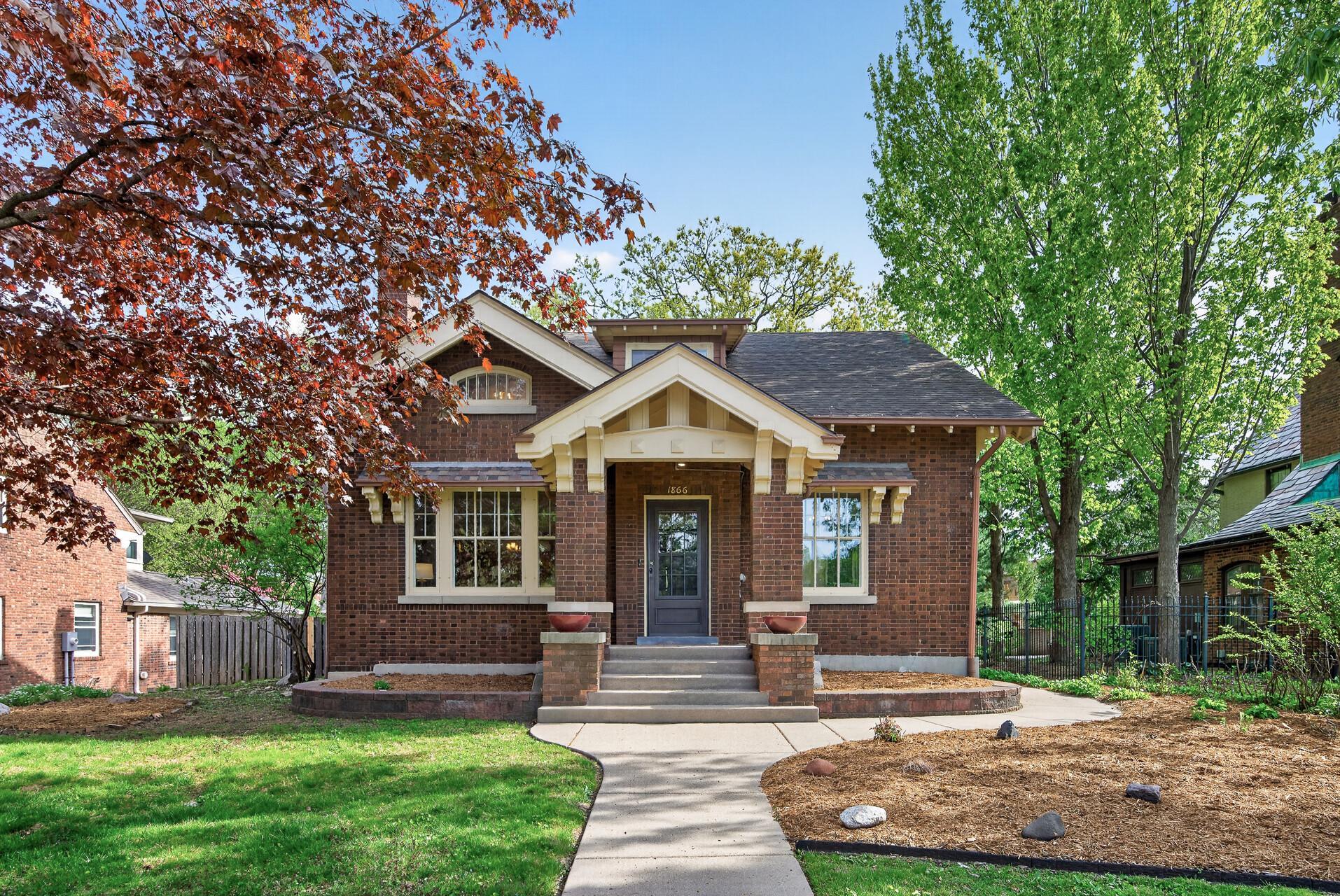 Welcome Home! 1866 Summit Ave