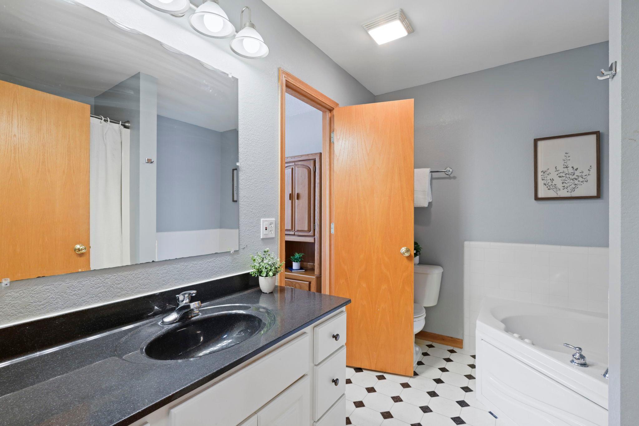 Main Level Bath with Soaker Tub