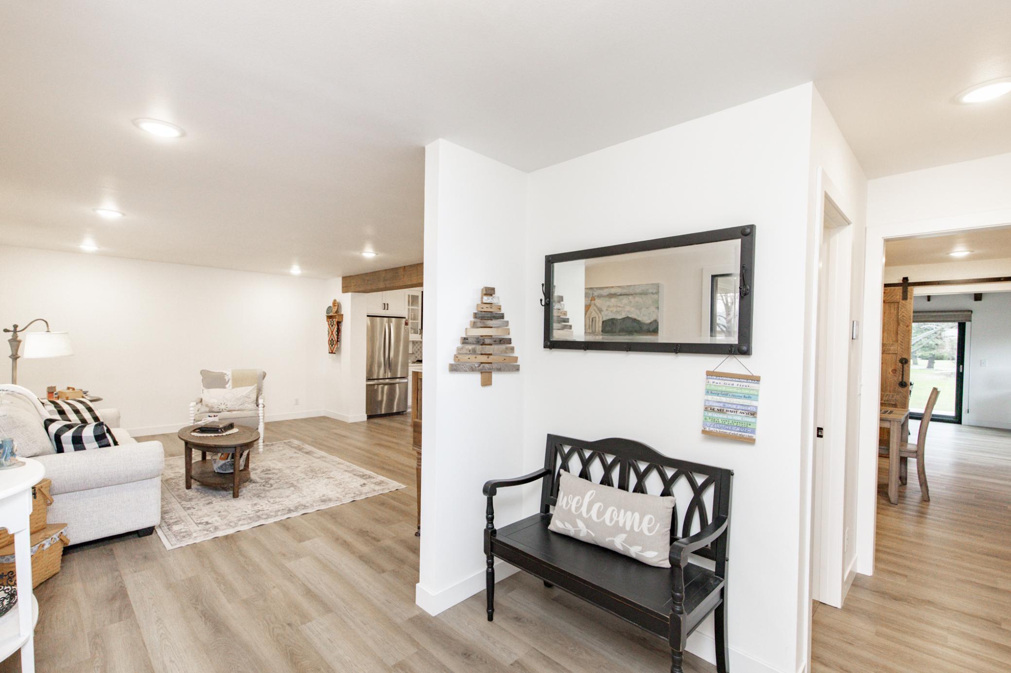 Entryway/ Living Room