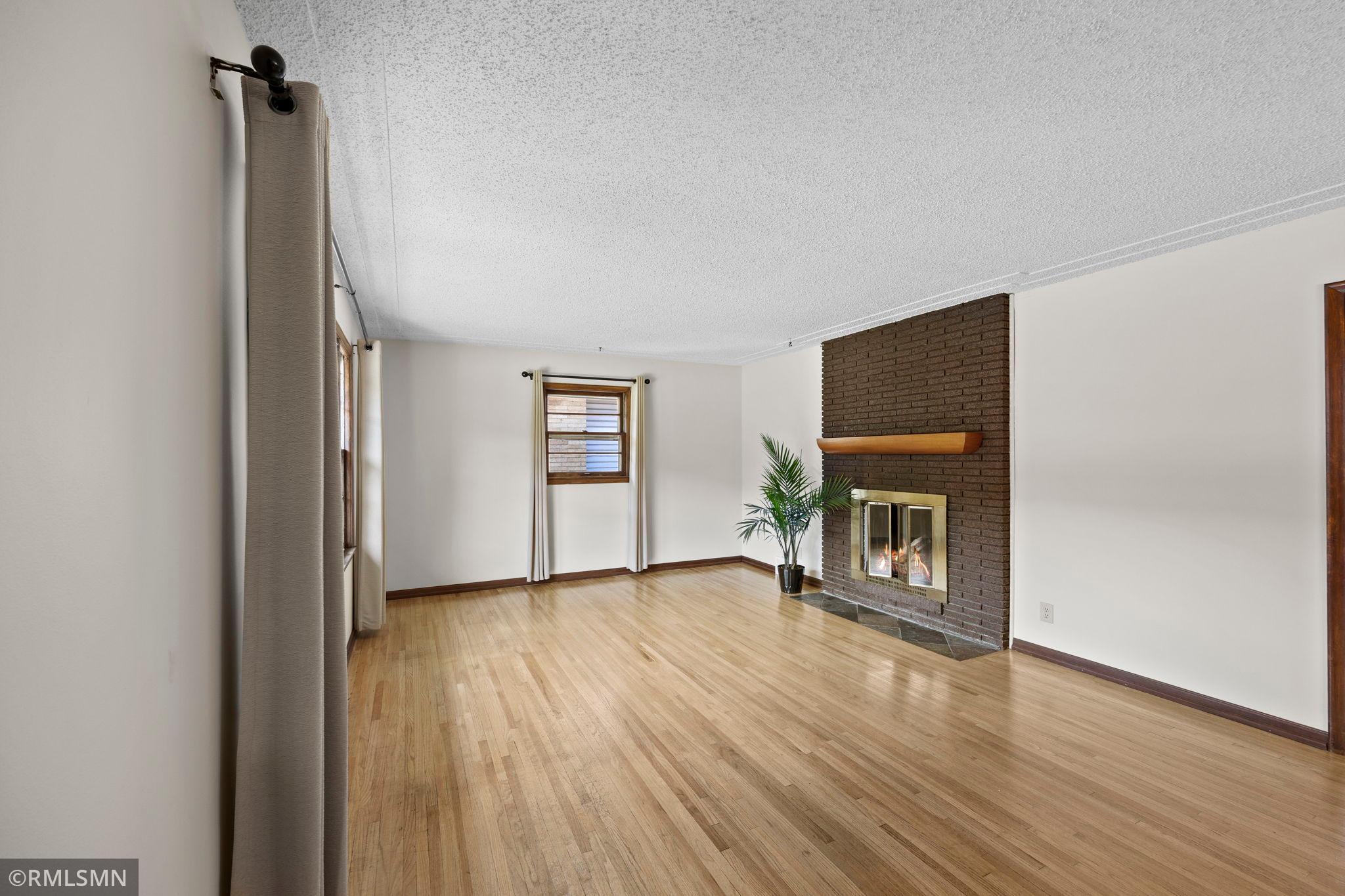 10-web-or-mls-920 W 62nd St-26.jpg