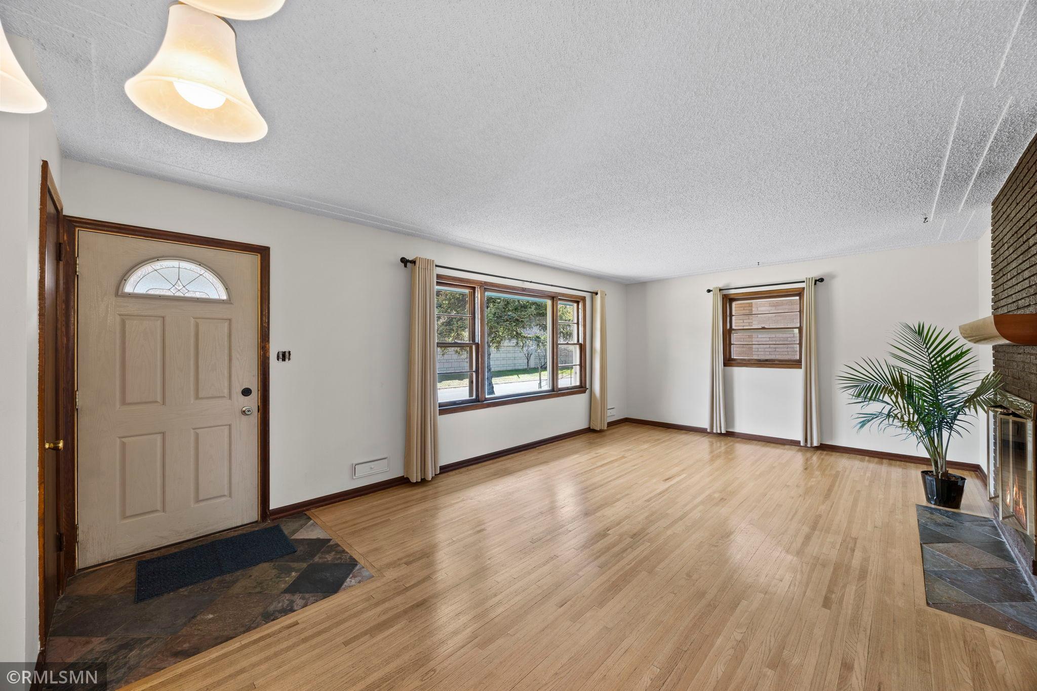 14-web-or-mls-920 W 62nd St-46.jpg