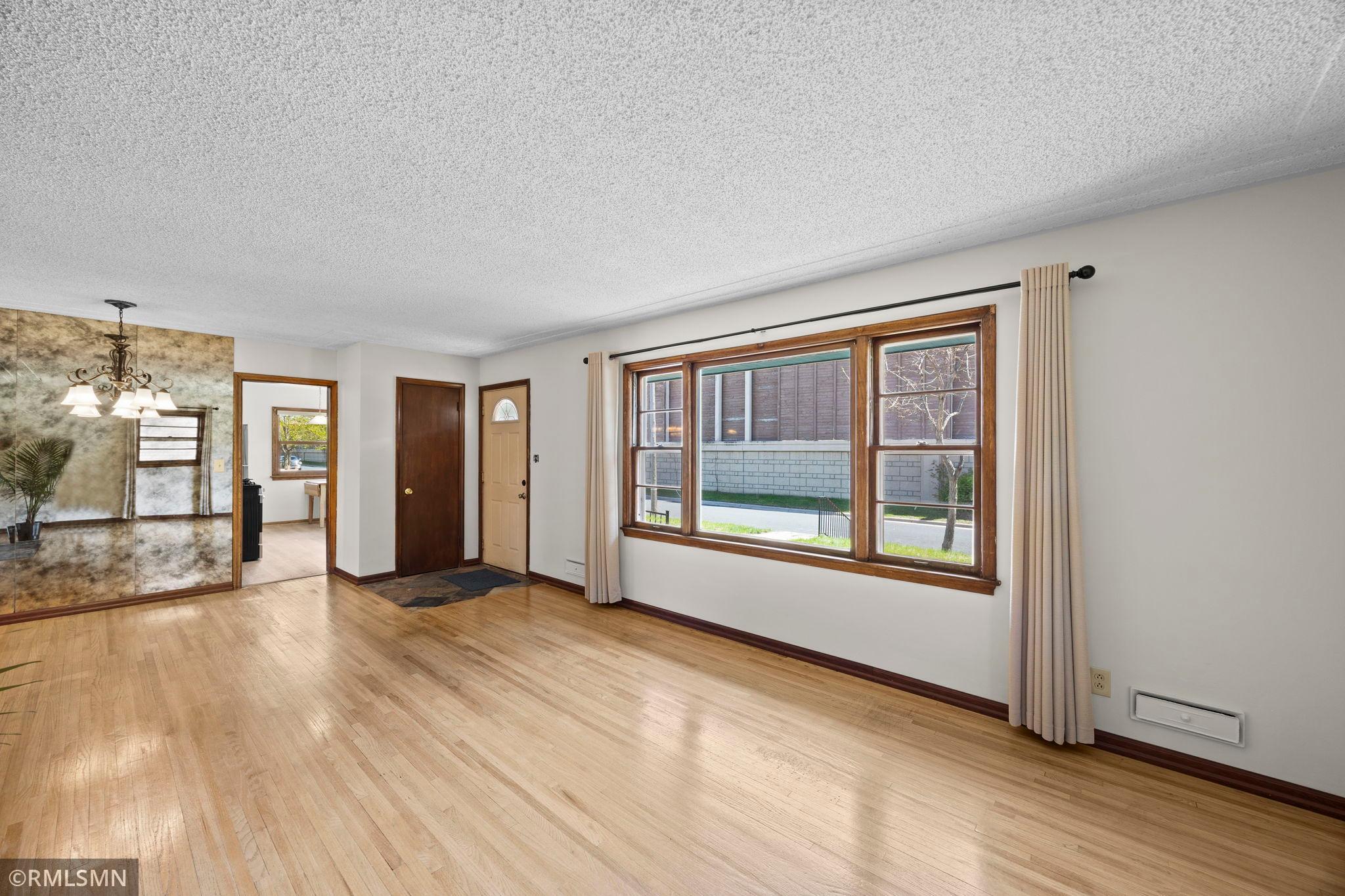 12-web-or-mls-920 W 62nd St-36.jpg