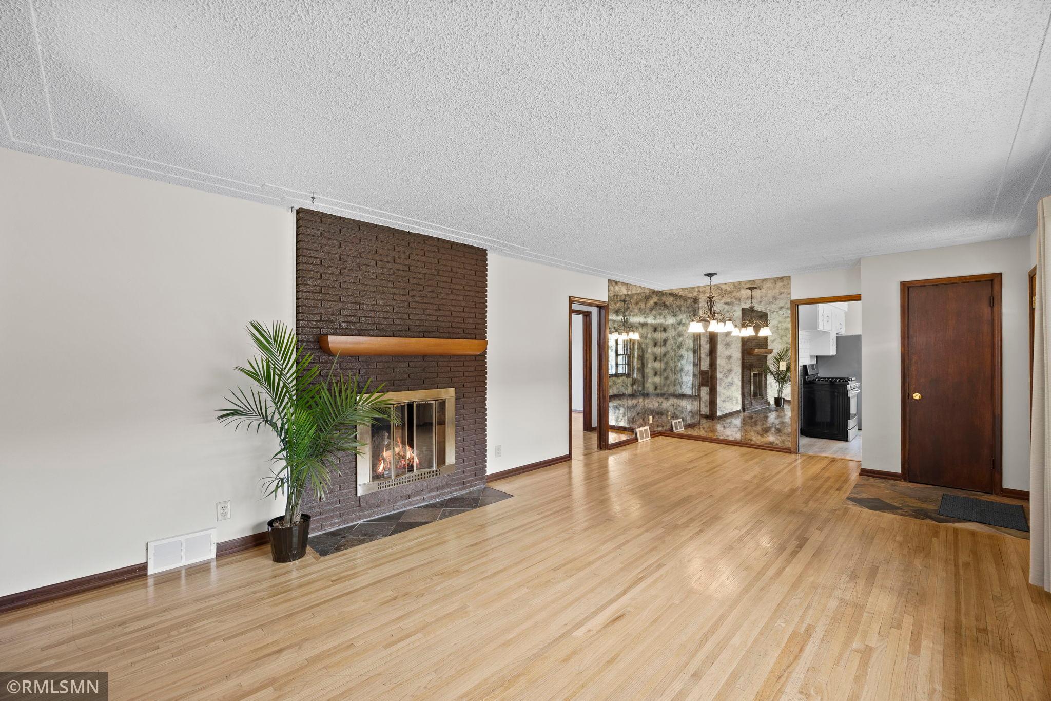 11-web-or-mls-920 W 62nd St-31.jpg