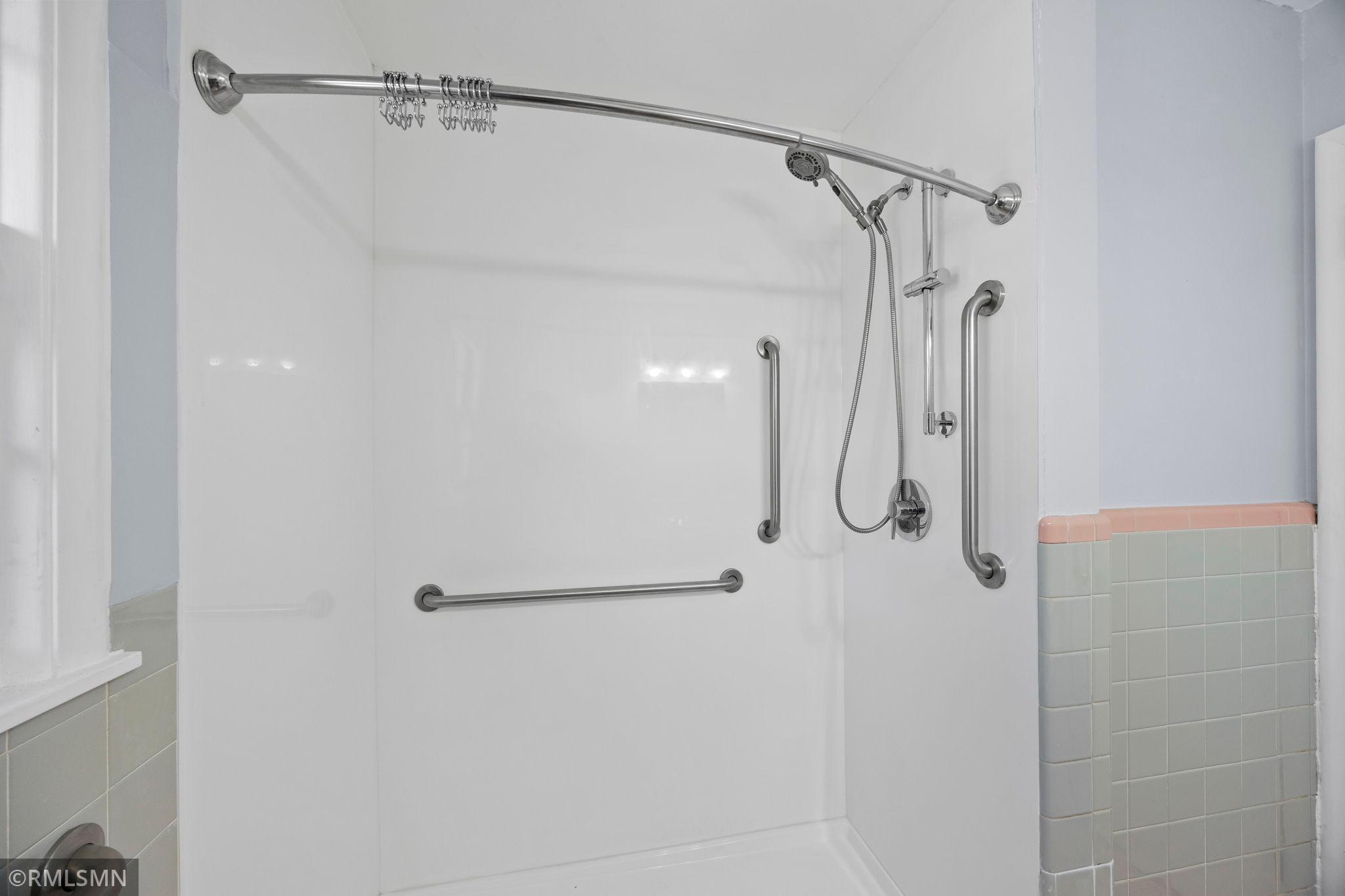 26-web-or-mls-920 W 62nd St-22.jpg