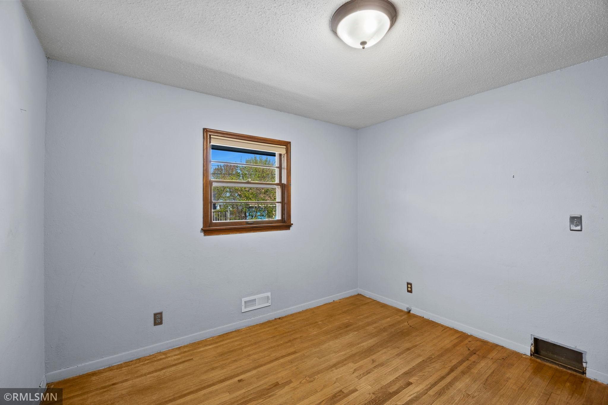 23-web-or-mls-920 W 62nd St-6.jpg