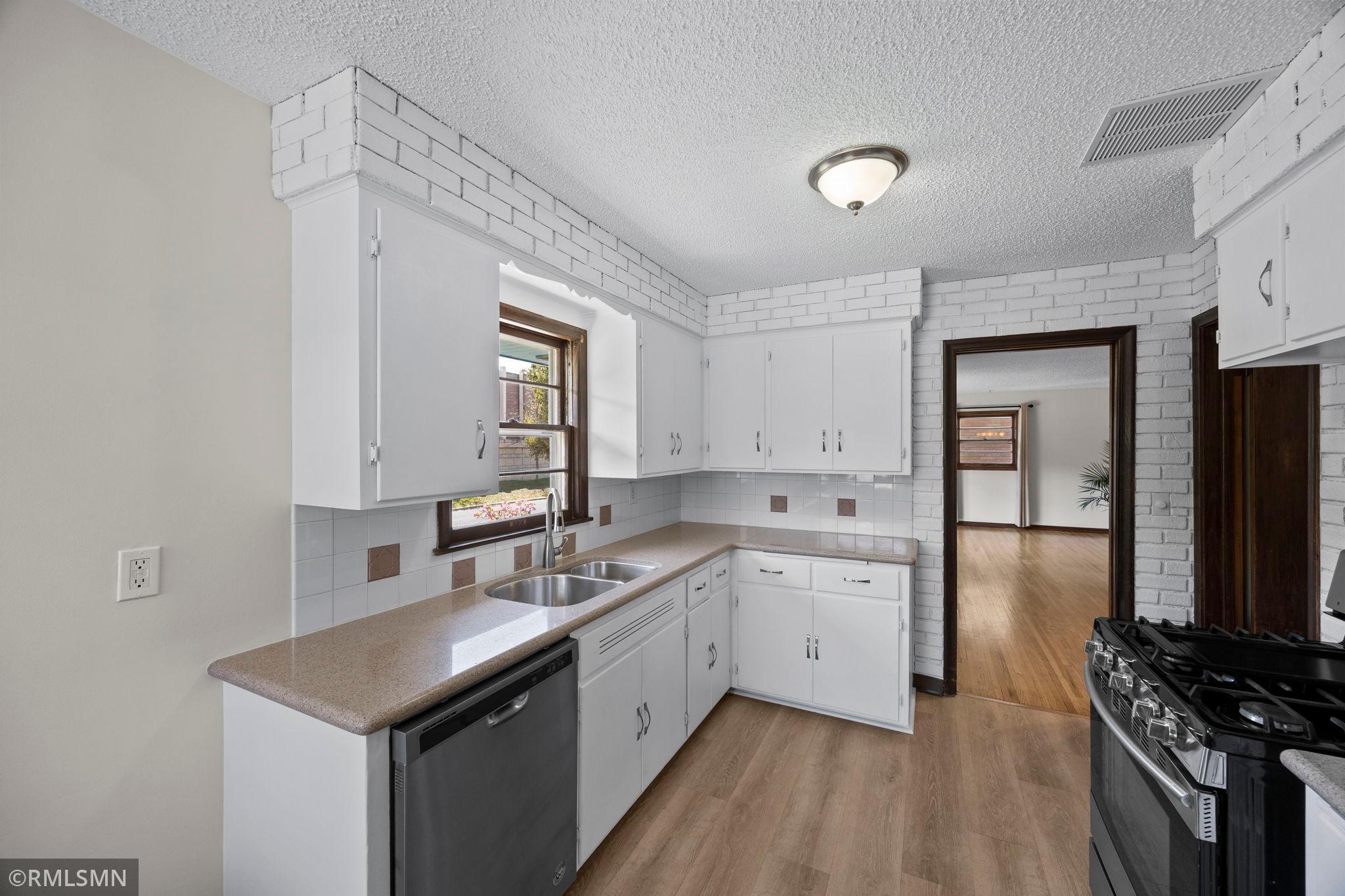 20-web-or-mls-920 W 62nd St-77.jpg