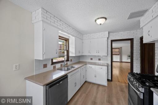 20-web-or-mls-920 W 62nd St-77.jpg