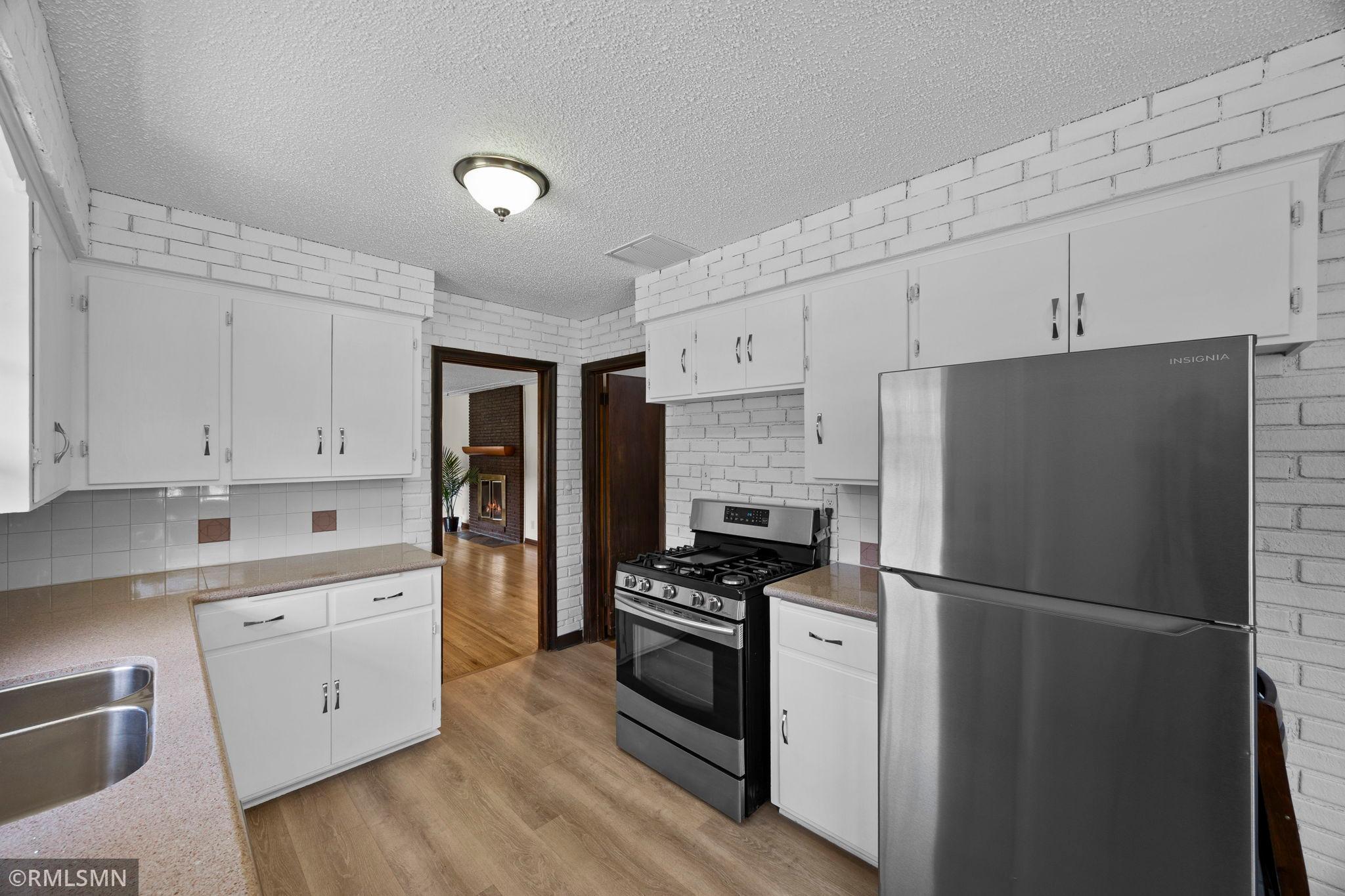 19-web-or-mls-920 W 62nd St-72.jpg