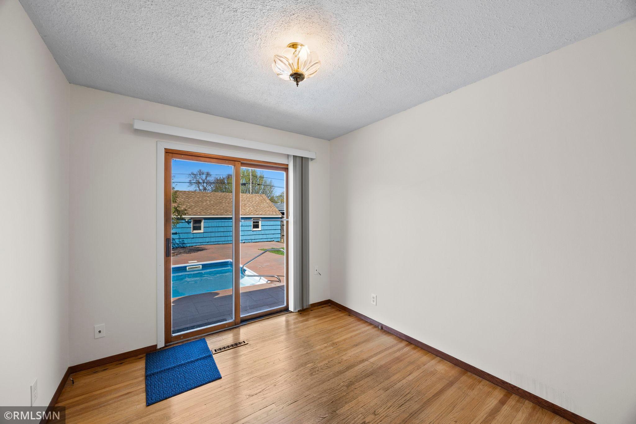 30-web-or-mls-920 W 62nd St-101.jpg