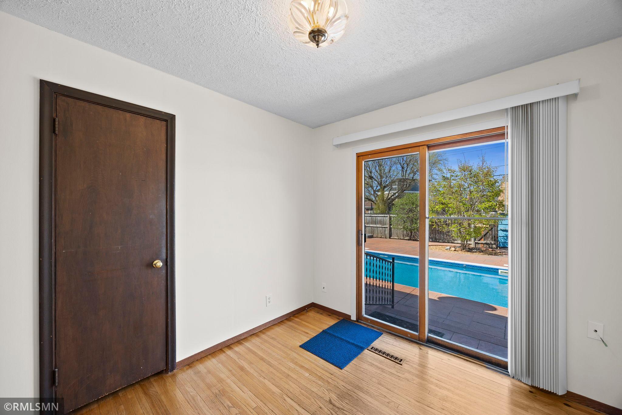 31-web-or-mls-920 W 62nd St-106.jpg