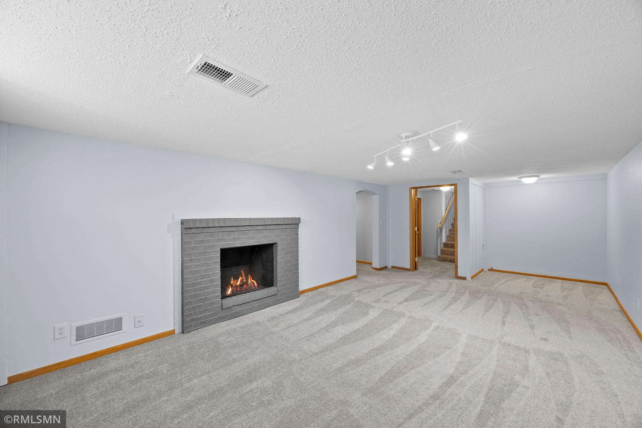 33-web-or-mls-920 W 62nd St-116.jpg