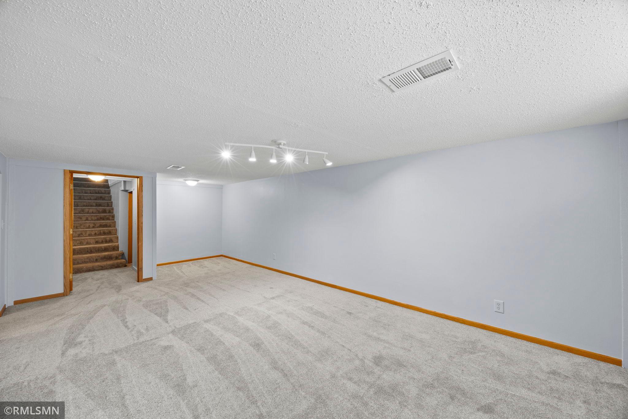 34-web-or-mls-920 W 62nd St-121.jpg