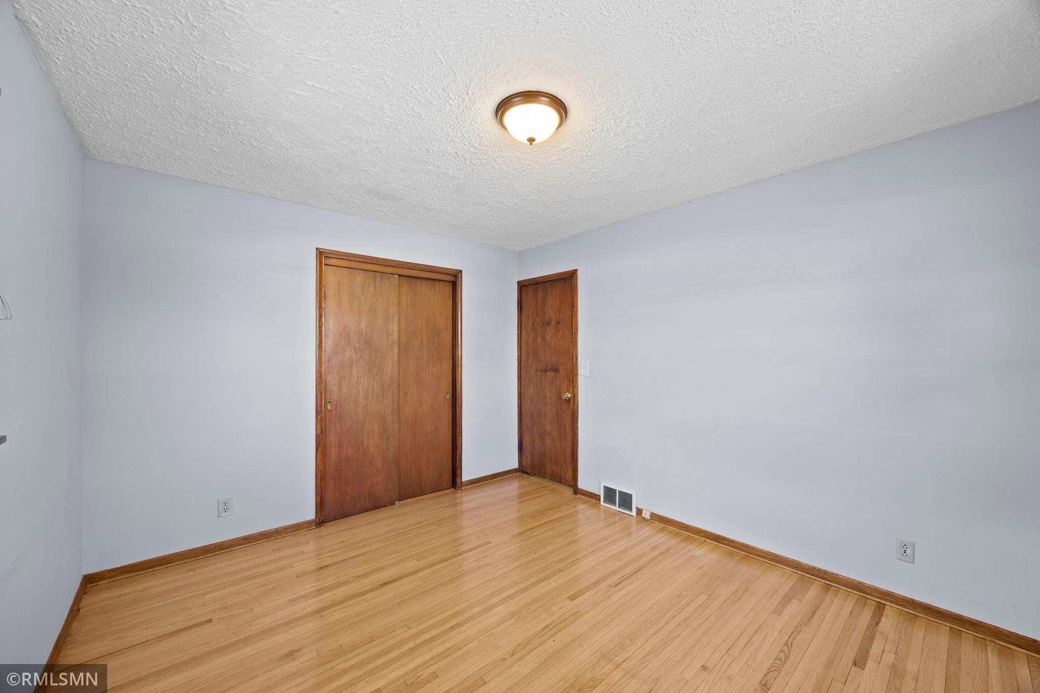 29-web-or-mls-920 W 62nd St-96.jpg