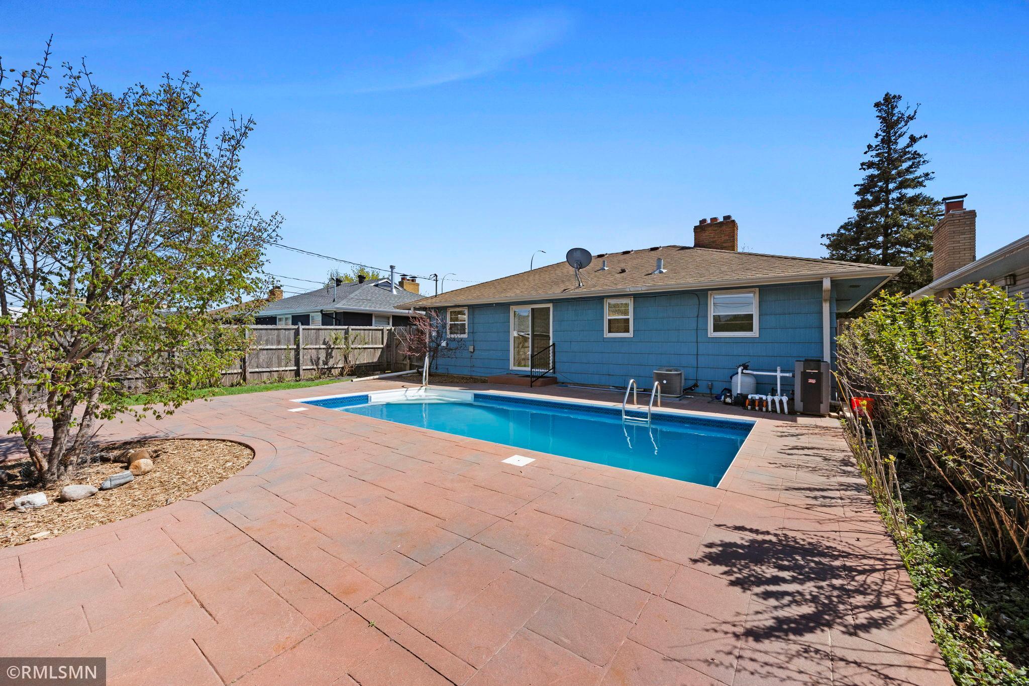 42-web-or-mls-920 W 62nd St-162.jpg