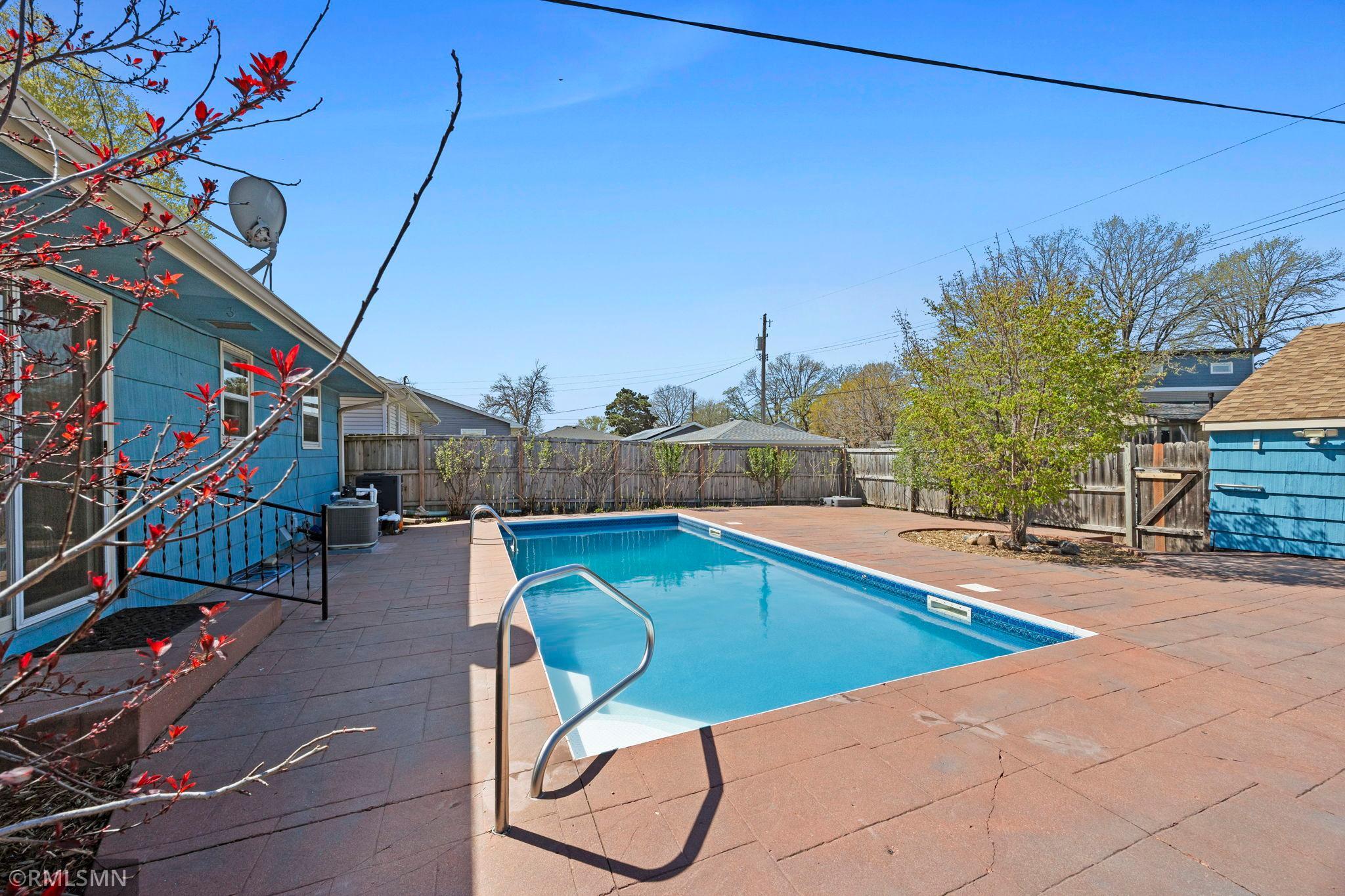 47-web-or-mls-920 W 62nd St-186.jpg